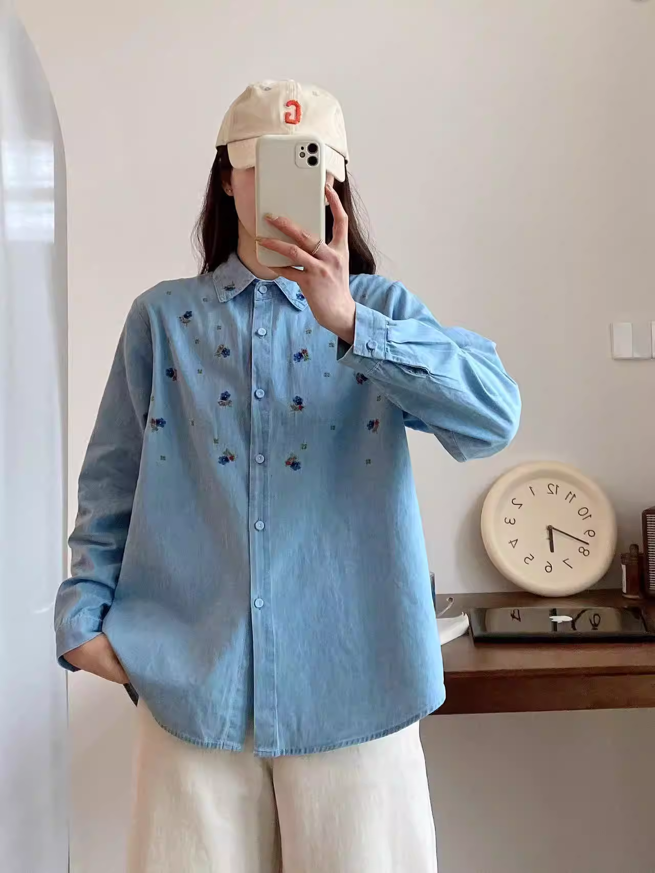 Áo sơ mi denim thêu hoa màu xanh tươi mới phong cách Xuân 2024 Dream Box, cổ trụ, tay dài, dáng rộng, kiểu áo sơ mi thường ngày.