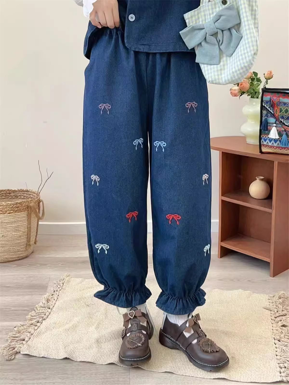 Quần đèn lồng thêu nơ mùa thu mới Dream Box 2024, cạp chun, dáng ôm, xếp ly, chất liệu denim dành cho nữ