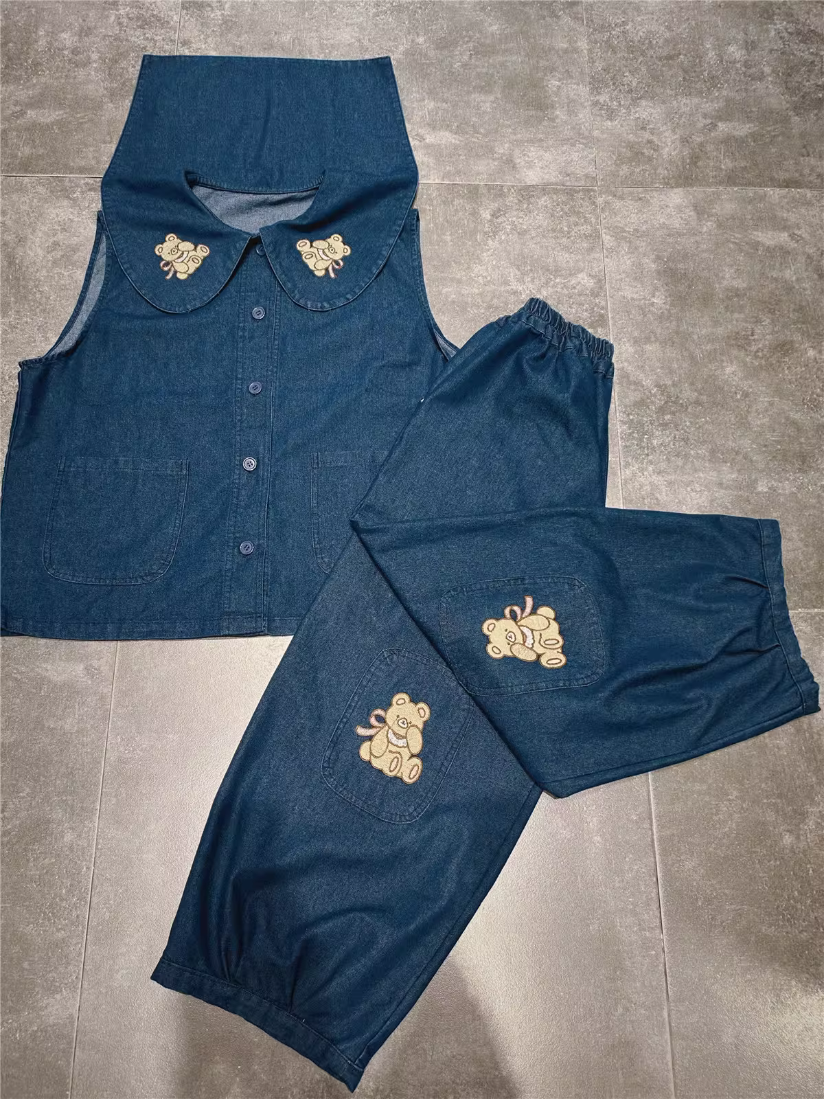 Quần jeans nữ dáng rộng thêu hình gấu hoạt hình Dream Box 2024 Xuân, lưng thun, màu trơn, tôn dáng