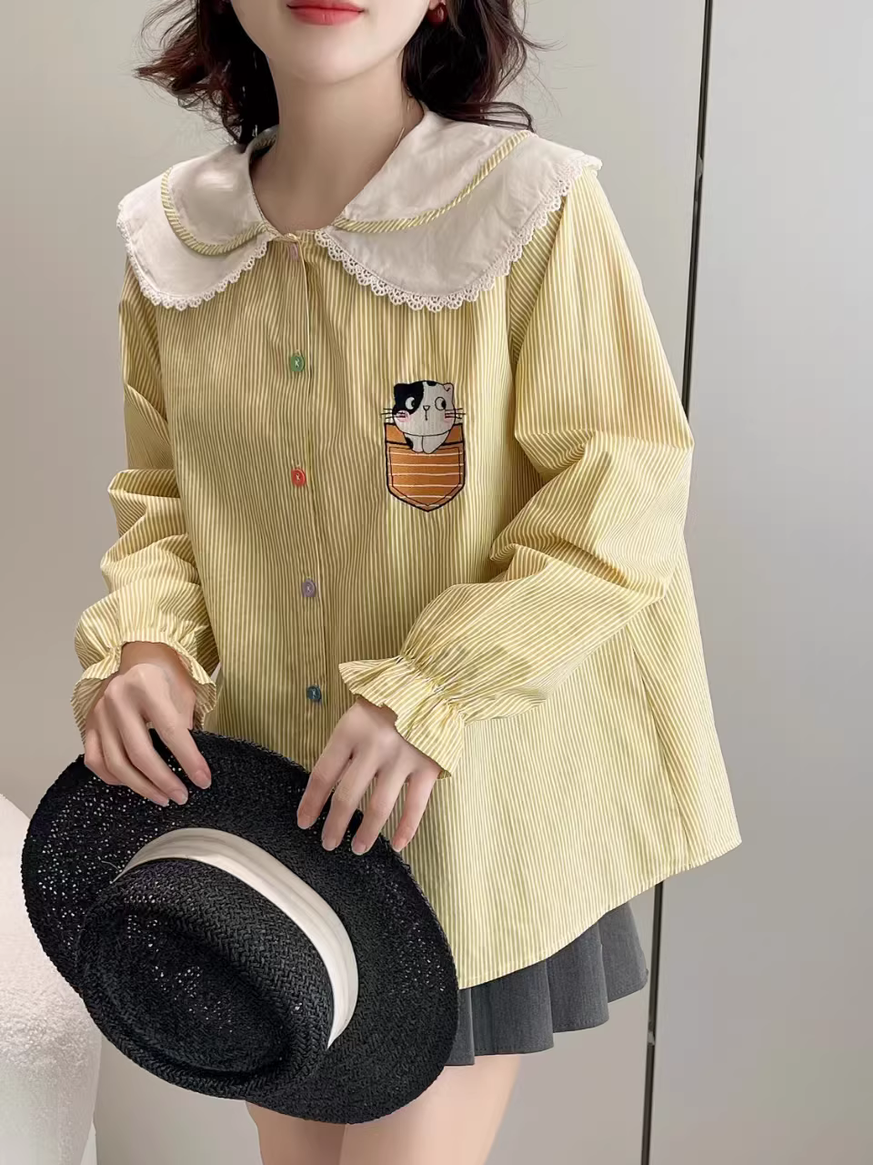 Áo sơ mi cotton thêu hình mèo Dream Box Xuân 2024, cổ búp bê hai lớp, tay dài, nhiều màu, cúc áo, dáng rộng, kẻ sọc