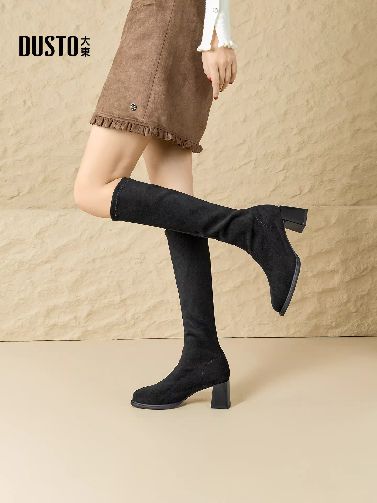 Giày bốt cao gót đế thô Dadong dành cho nữ, mẫu mới thu đông 2025, chất liệu da lộn, kiểu dáng thon gọn, ống cao, chất liệu thun co giãn.