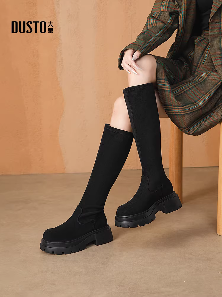 Giày bốt da lộn Dadong nữ, mẫu mới thu đông 2025, đế dày co giãn ôm dáng, bốt cao cổ màu đen tôn dáng.