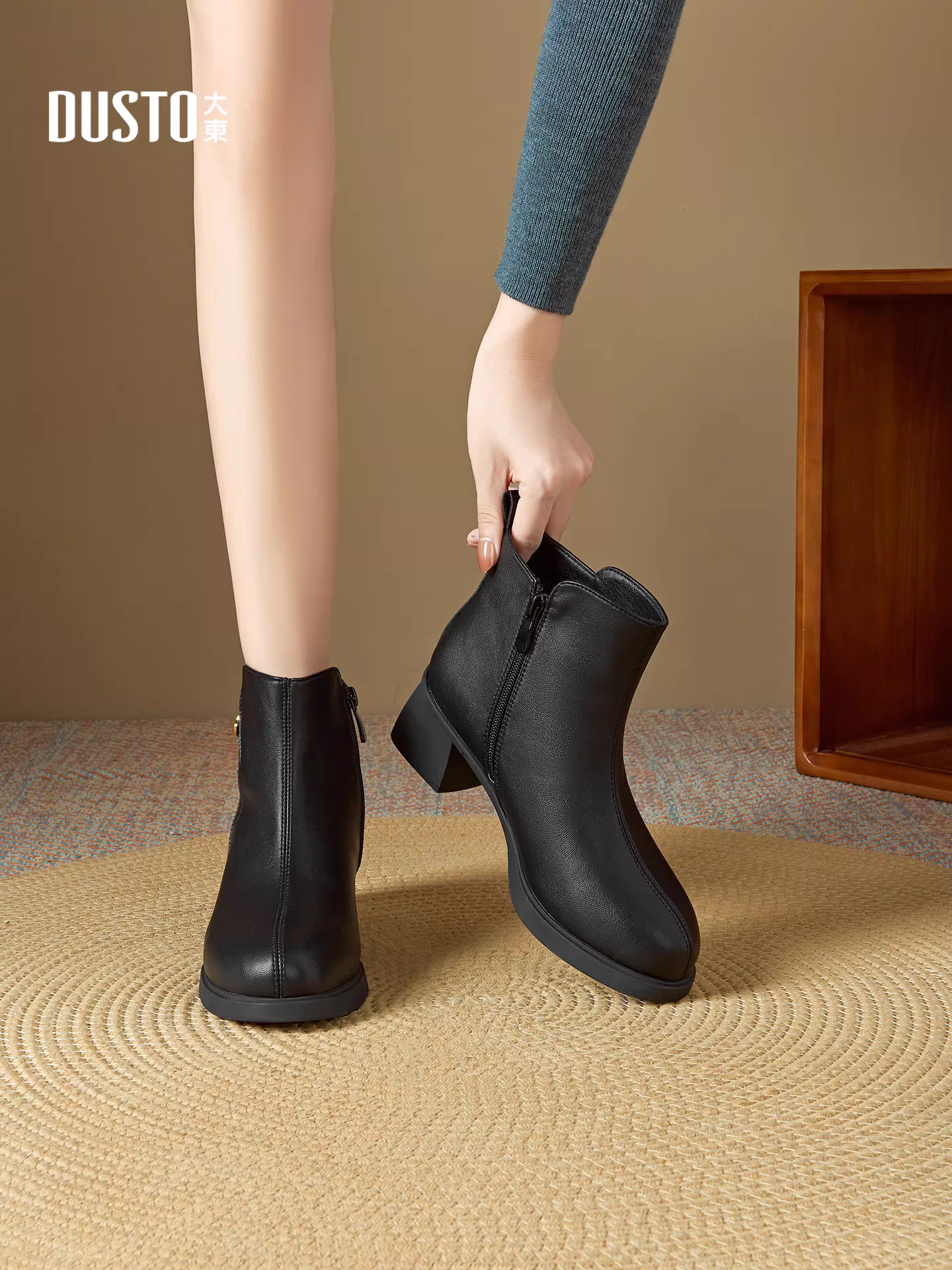 Giày bốt cổ ngắn Dadong màu đen dành cho nữ, kiểu mới mùa thu 2025, gót dày, thiết kế độc đáo, đa năng.