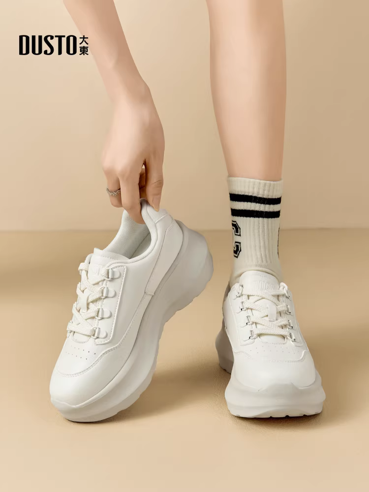 Giày thể thao đế dày tăng chiều cao Dadong đa năng mũi tròn màu trắng dành cho nữ, mẫu giày thu đông 2025 mới thịnh hành, giày thể thao đế dày tăng chiều cao dành cho nữ.