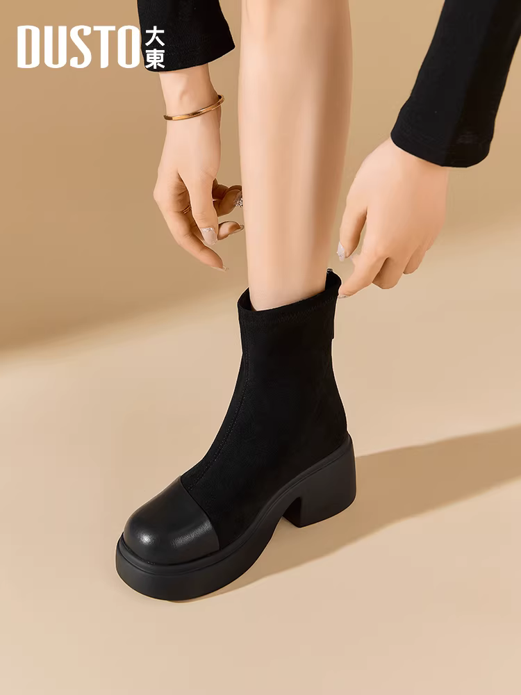 Giày bốt đế dày Dadong dành cho nữ, mẫu mới thu đông 2025, màu đen, dành cho người thấp, kiểu tất, chất liệu da lộn, dệt kim, co giãn.