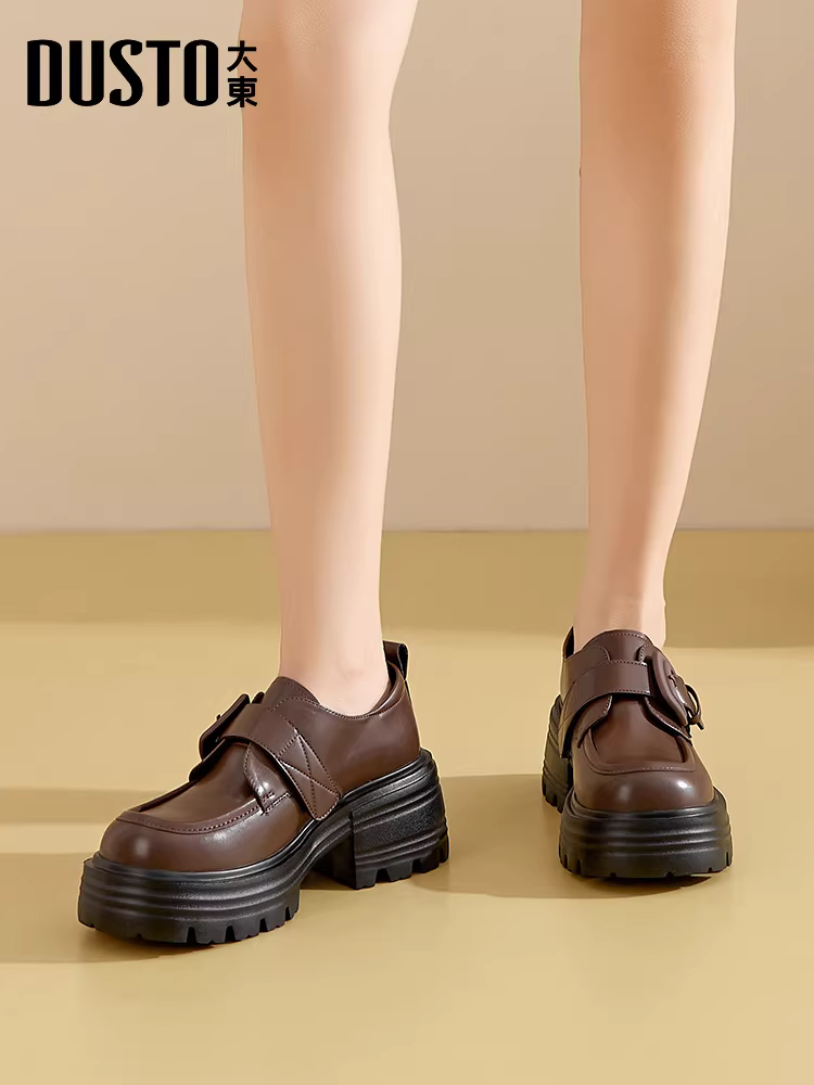 Giày lười nữ đế dày 2025 mẫu mới thu đông, kiểu dáng khoét sâu, giày đơn màu đen phong cách Anh, gót dày tăng chiều cao, chất liệu da