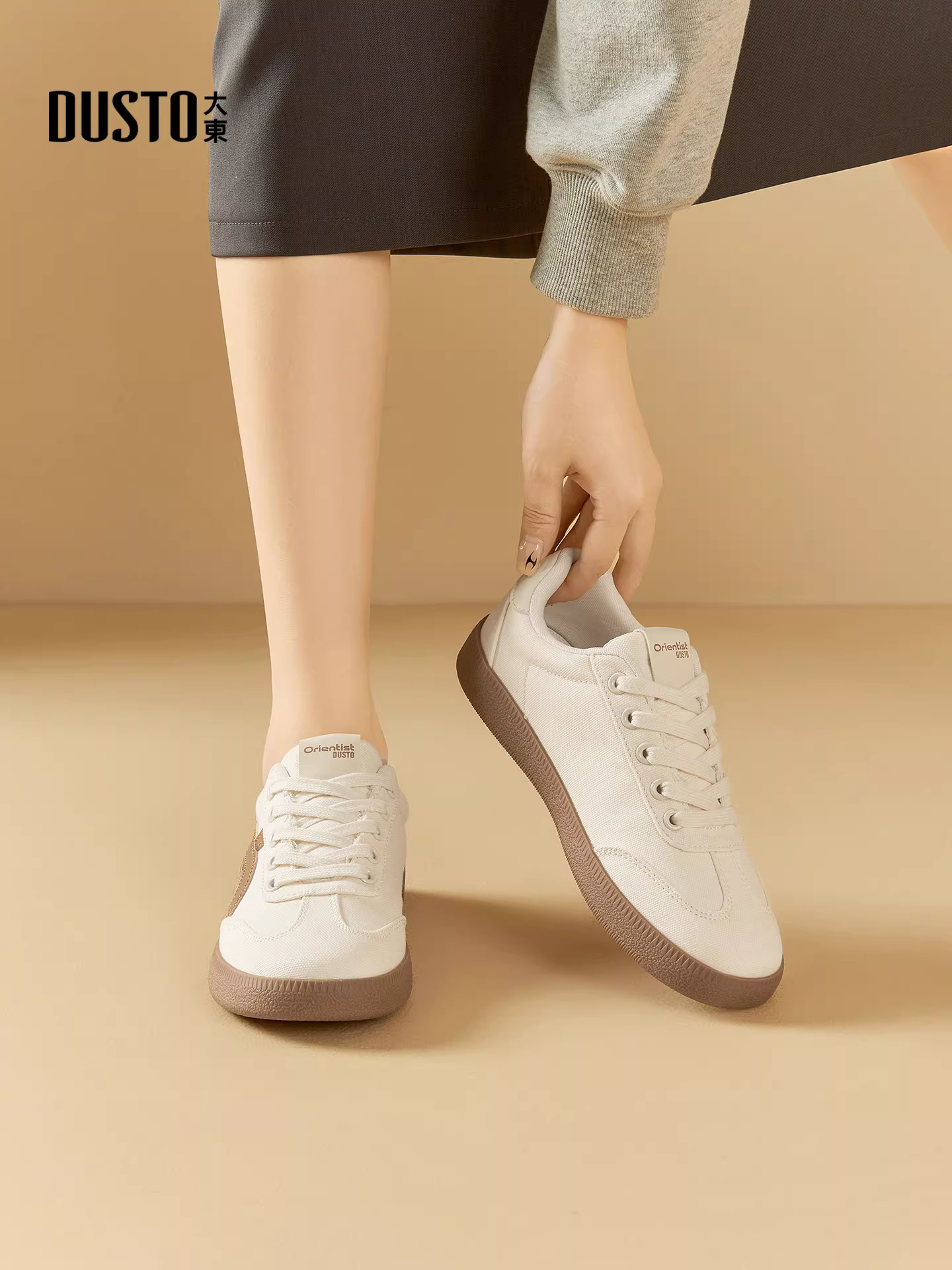 Giày nữ Dadong Dexun mẫu mới thu đông 2025, giày rất thời trang, giày thể thao đế bằng đa năng, giày trắng đế mềm.