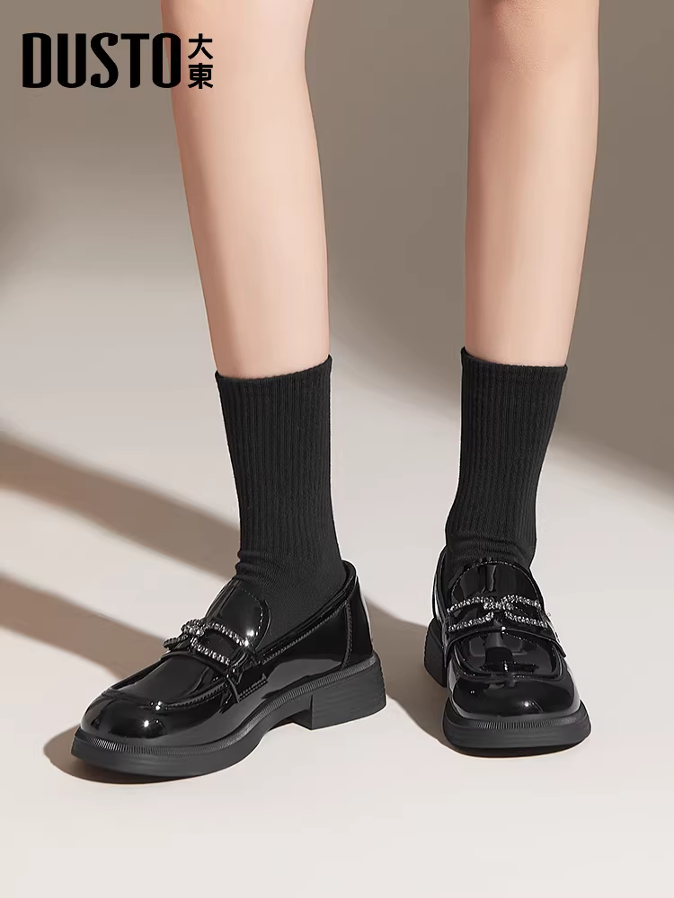 Giày lười đế dày Dadong dành cho nữ 2025, mẫu mới thu đông, chất liệu da bóng, kiểu dáng công sở, màu đen, gót dày, phong cách Anh, giày da nhỏ gọn.