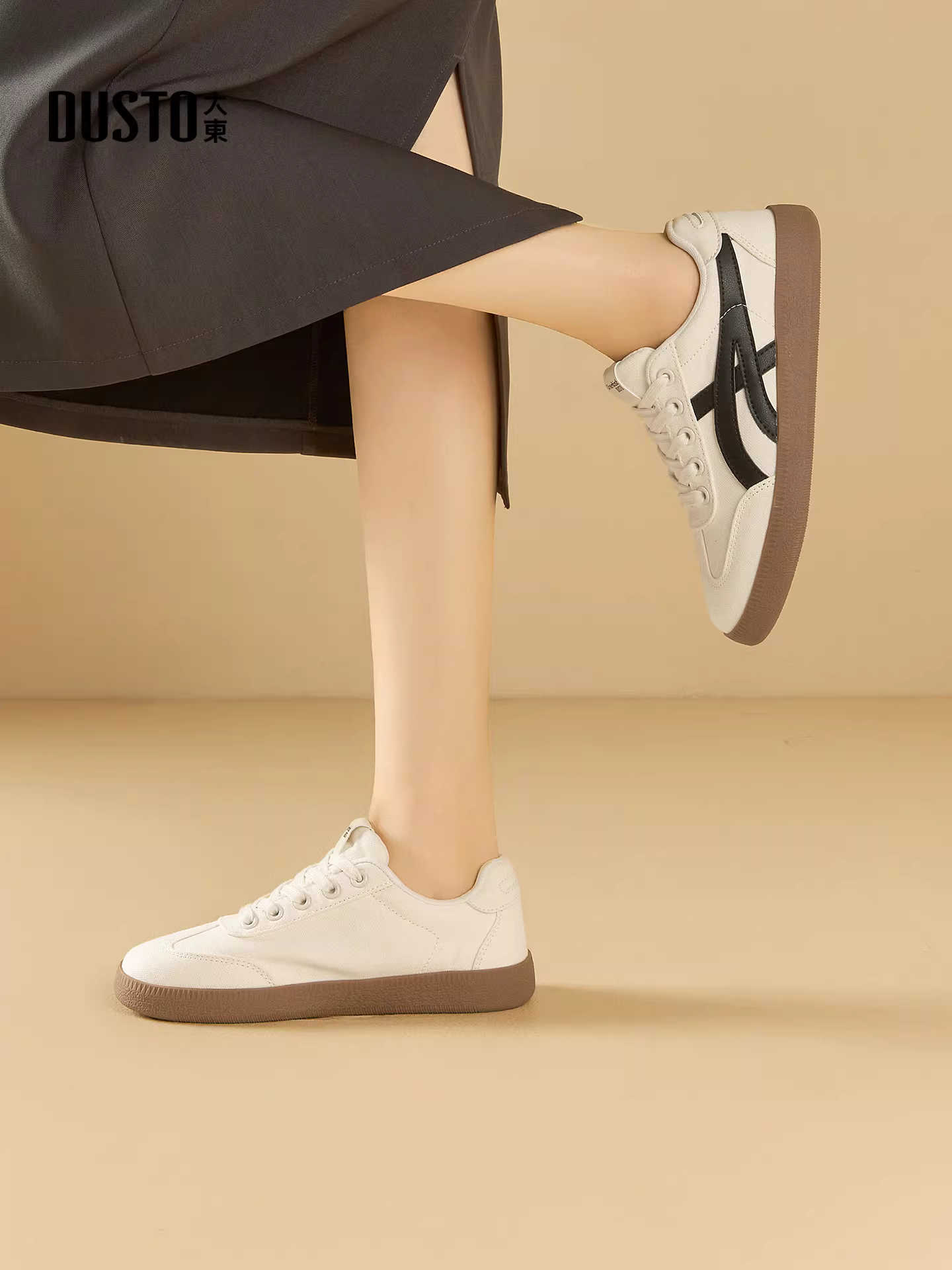 Giày nữ Dadong Dexun mẫu mới thu đông 2025, giày rất thời trang, giày thể thao đế bằng đa năng, giày trắng đế mềm.