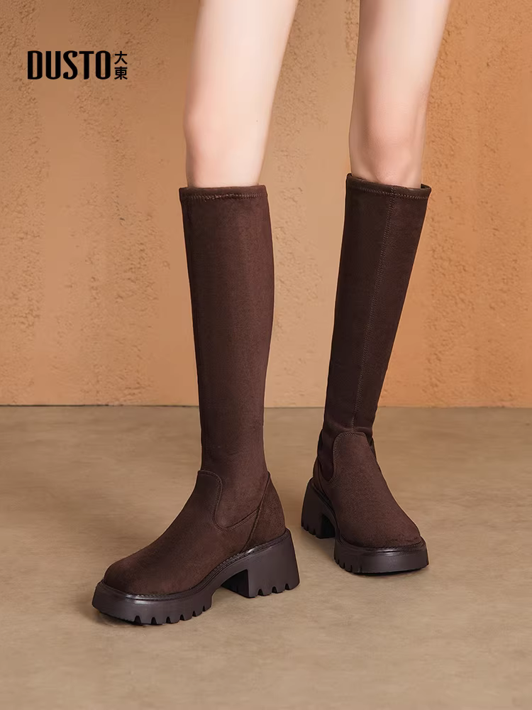 Giày bốt cao cổ đế dày Dadong dành cho nữ 2025, mẫu mới thu đông, kiểu dáng thon gọn, chất liệu da lộn đen, kiểu dáng ôm sát, chất liệu thun co giãn.