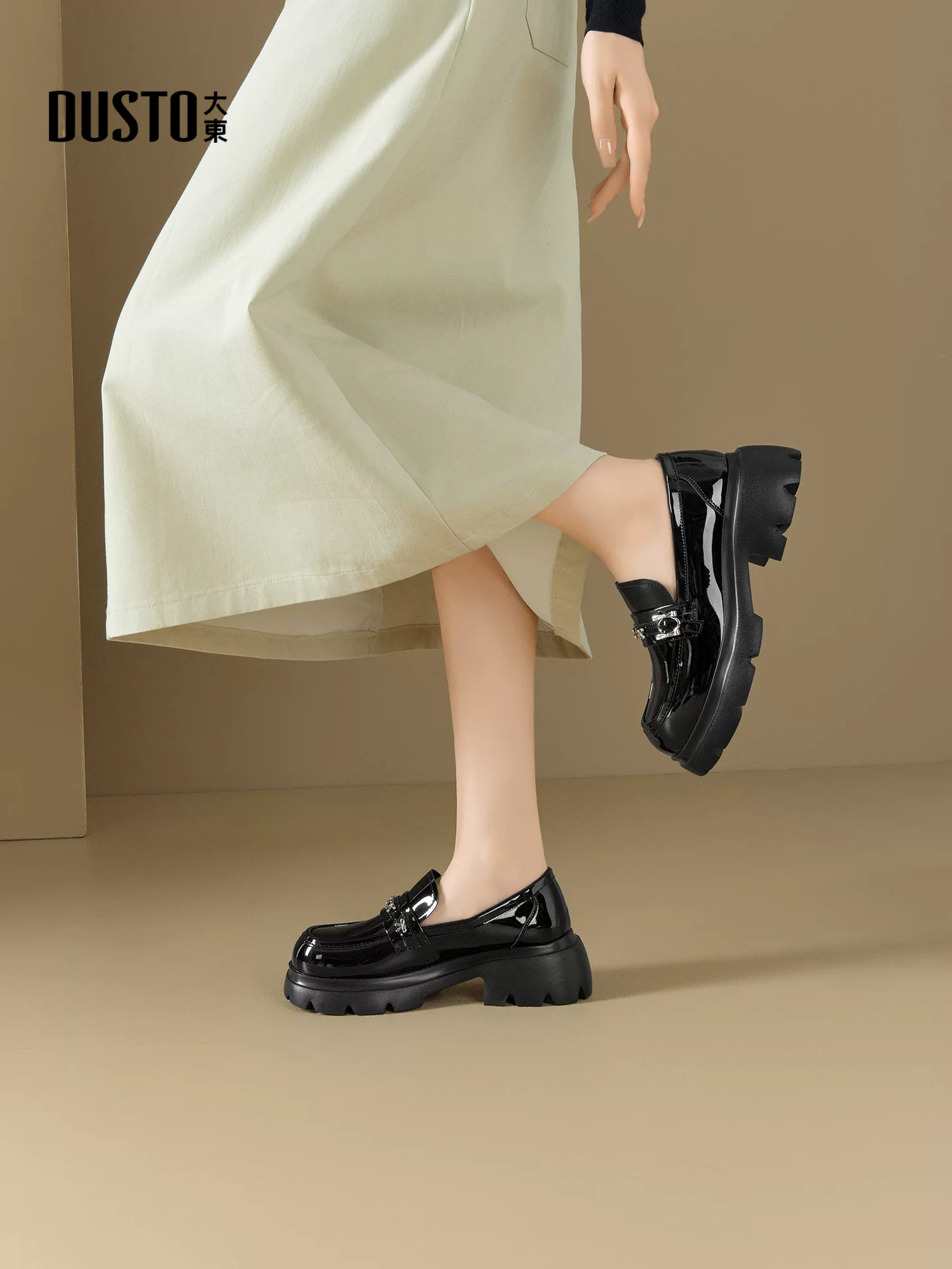 Giày da nhỏ bằng da bóng đen Dadong dành cho nữ 2025, mẫu mới thu đông, đế dày, kiểu lười đa năng, gót thô, mũi tròn, giày đơn giản phong cách JK