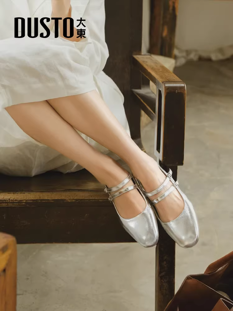 Giày sandal bít mũi Dadong Mary Jane dành cho nữ, kiểu dáng mùa hè mới 2025, giày cao gót đế thô thanh lịch, giày mùa hè màu bạc.