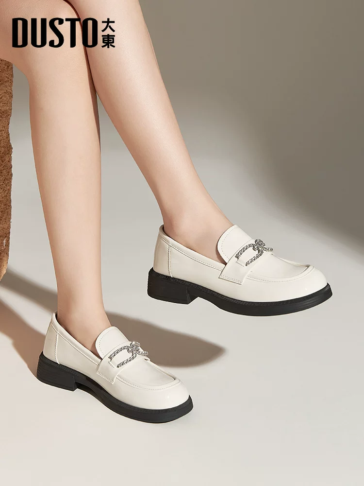 Giày lười đế dày Dadong dành cho nữ 2025, mẫu mới thu đông, chất liệu da bóng, kiểu dáng công sở, màu đen, gót dày, phong cách Anh, giày da nhỏ gọn.