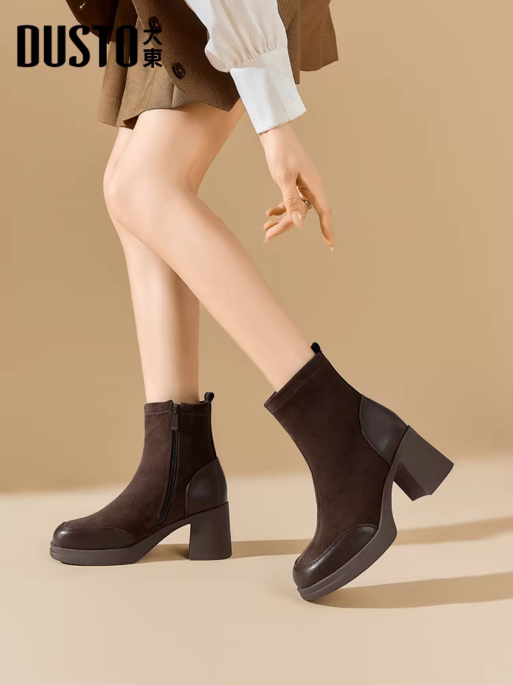 Giày bốt đế dày gót cao Dadong dành cho nữ, mùa thu đông 2025, kiểu dáng ôm sát, chất liệu da lộn đen, gót cao.