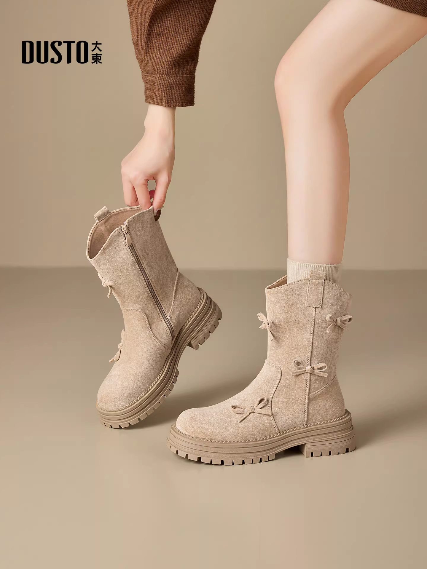 Giày bốt cổ ngắn đế dày Dadong rất thời trang dành cho nữ, giày nữ mùa đông mới 2025, lót lông cừu, gót dày, bốt thắt nơ, bốt ôm dáng.