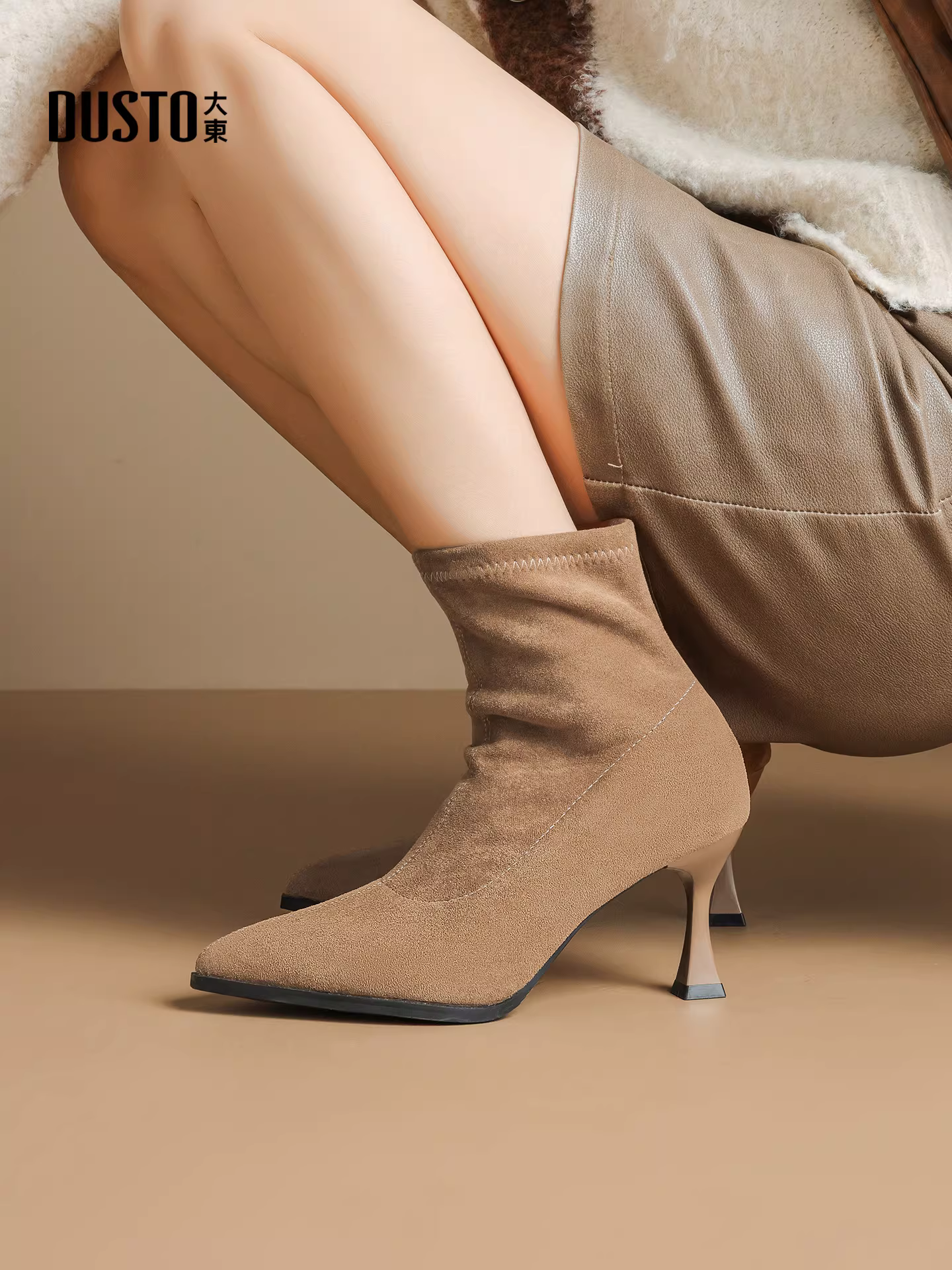 Giày bốt cao gót mũi nhọn Dadong dành cho nữ 2025, mẫu mới thu đông, chất liệu da lộn đen lì, kiểu ôm sát, chất liệu thun co giãn.