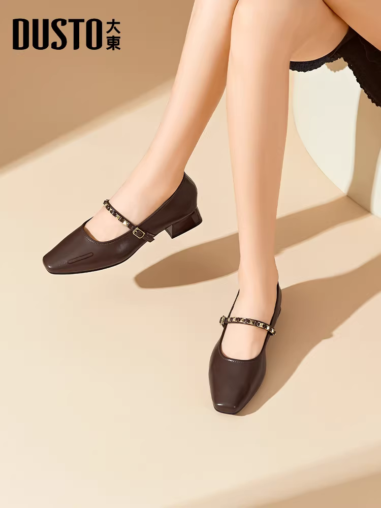 Giày Mary Jane đế thấp đa năng kiểu dáng cổ điển, màu nâu nhạt, miệng giày nông dành cho nữ, kiểu thu mới 2025, phối cùng chân váy.