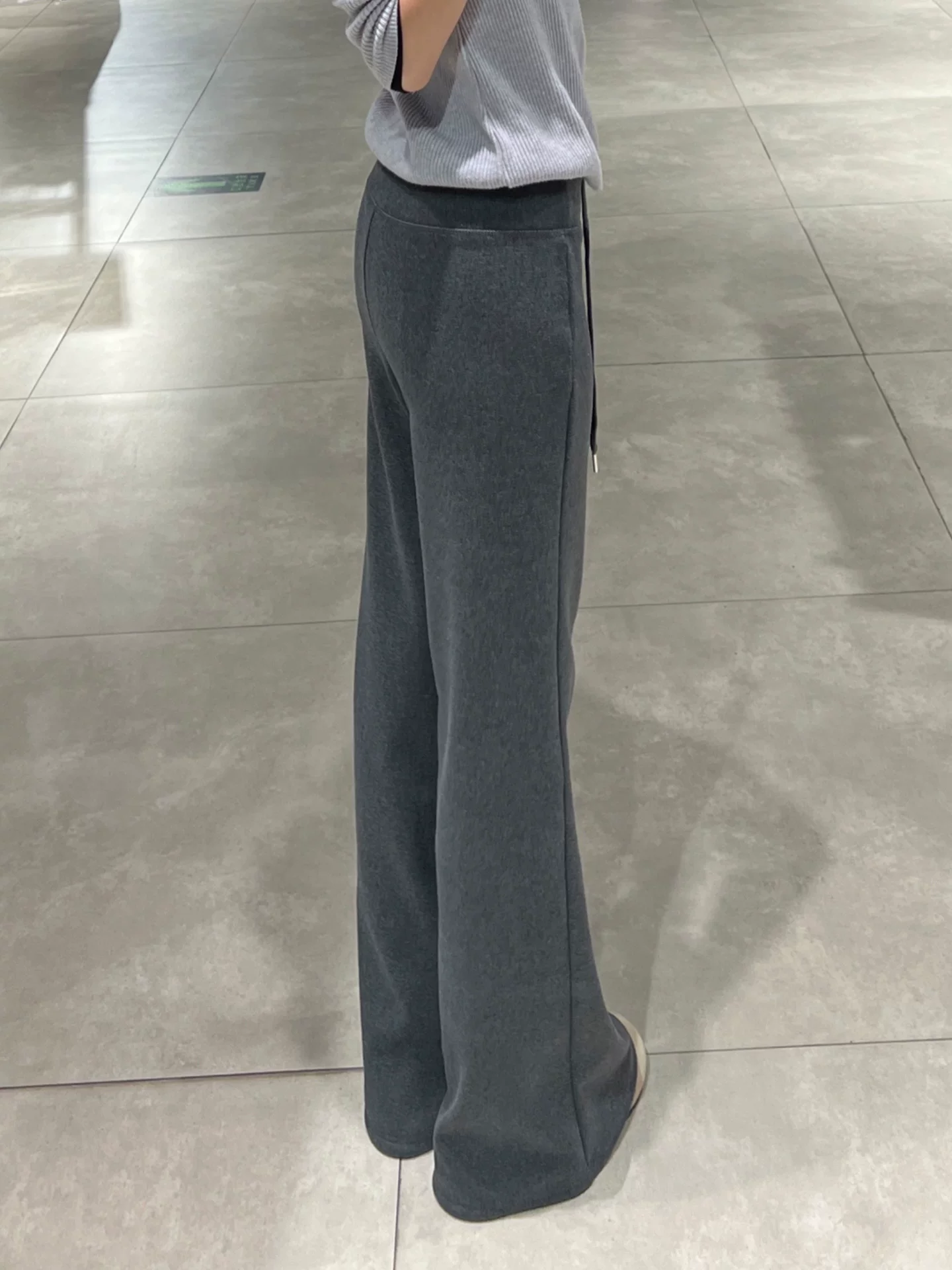 Quần ống loe màu xám đậm dành cho nữ, mùa thu đông, cỡ lớn, lót lông cừu, dày dặn, cạp cao, dáng suôn, tôn dáng, quần ống rộng.