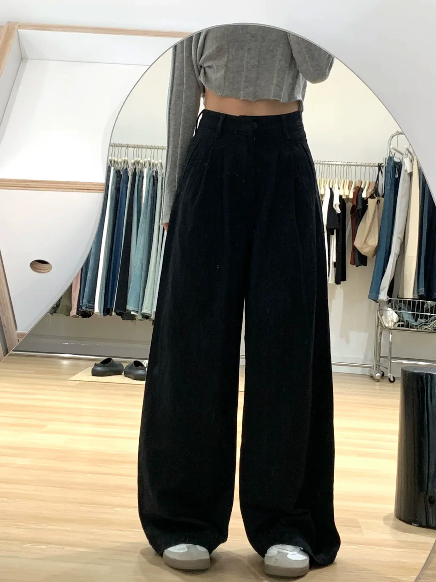 Quần jean đen cạp cao ống thẳng dành cho nữ, kiểu dáng thu mới, size lớn, quần ống rộng rộng rãi và mềm mại.