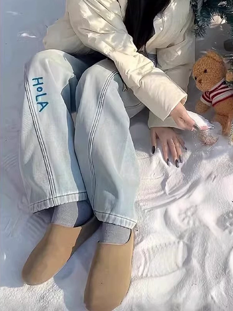 Quần jean ống đứng kiểu Mỹ màu xanh nhạt dành cho nữ, mùa xuân 2025, size lớn, cạp cao, tôn dáng, thêu chữ, quần ống rộng