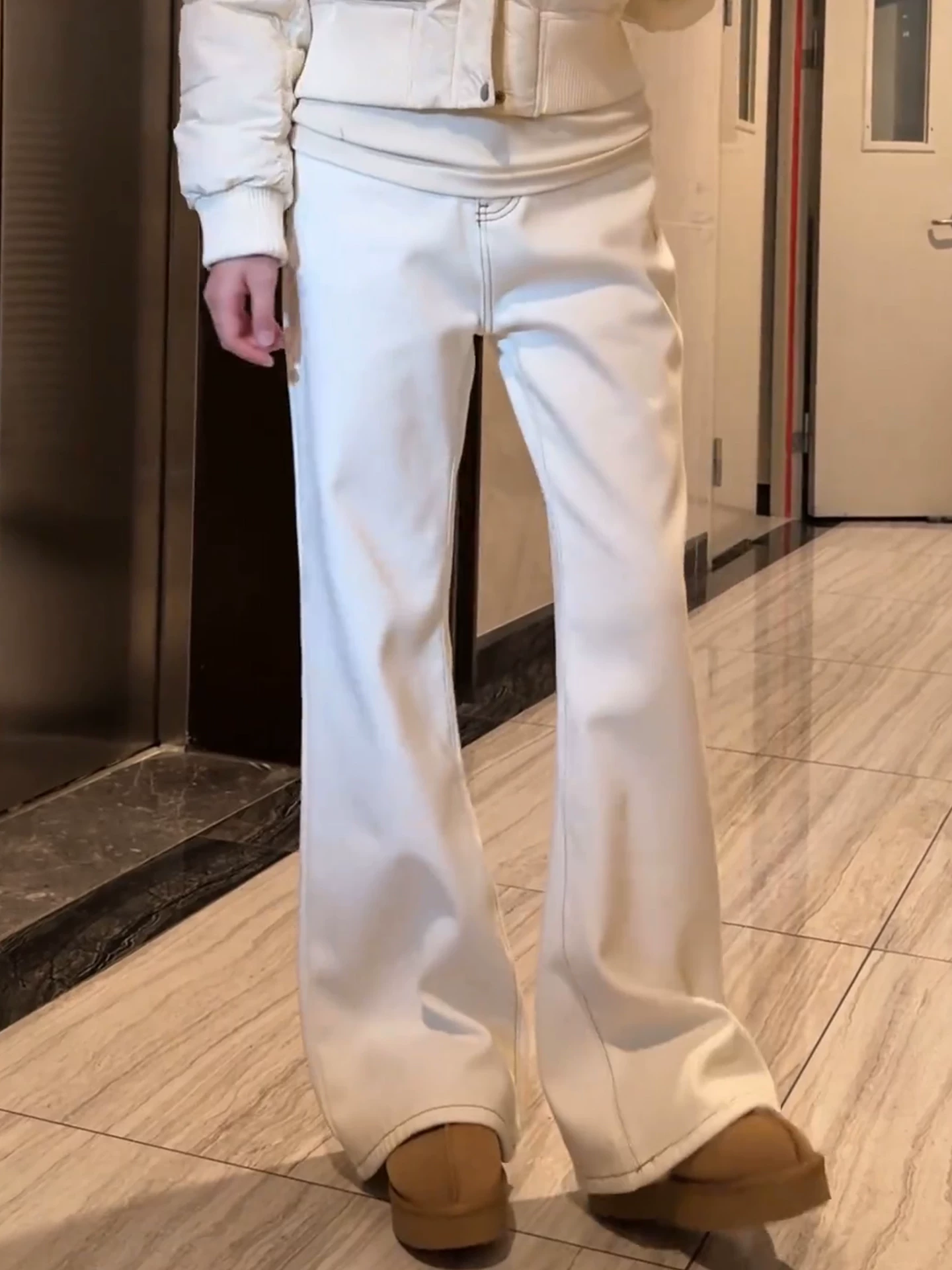 Quần jean nữ màu trắng nhạt, không bó sát, kiểu dáng loe, phong cách thu đông, cỡ lớn, lót lông cừu, cạp cao, dáng suôn, quần chuông tôn dáng.