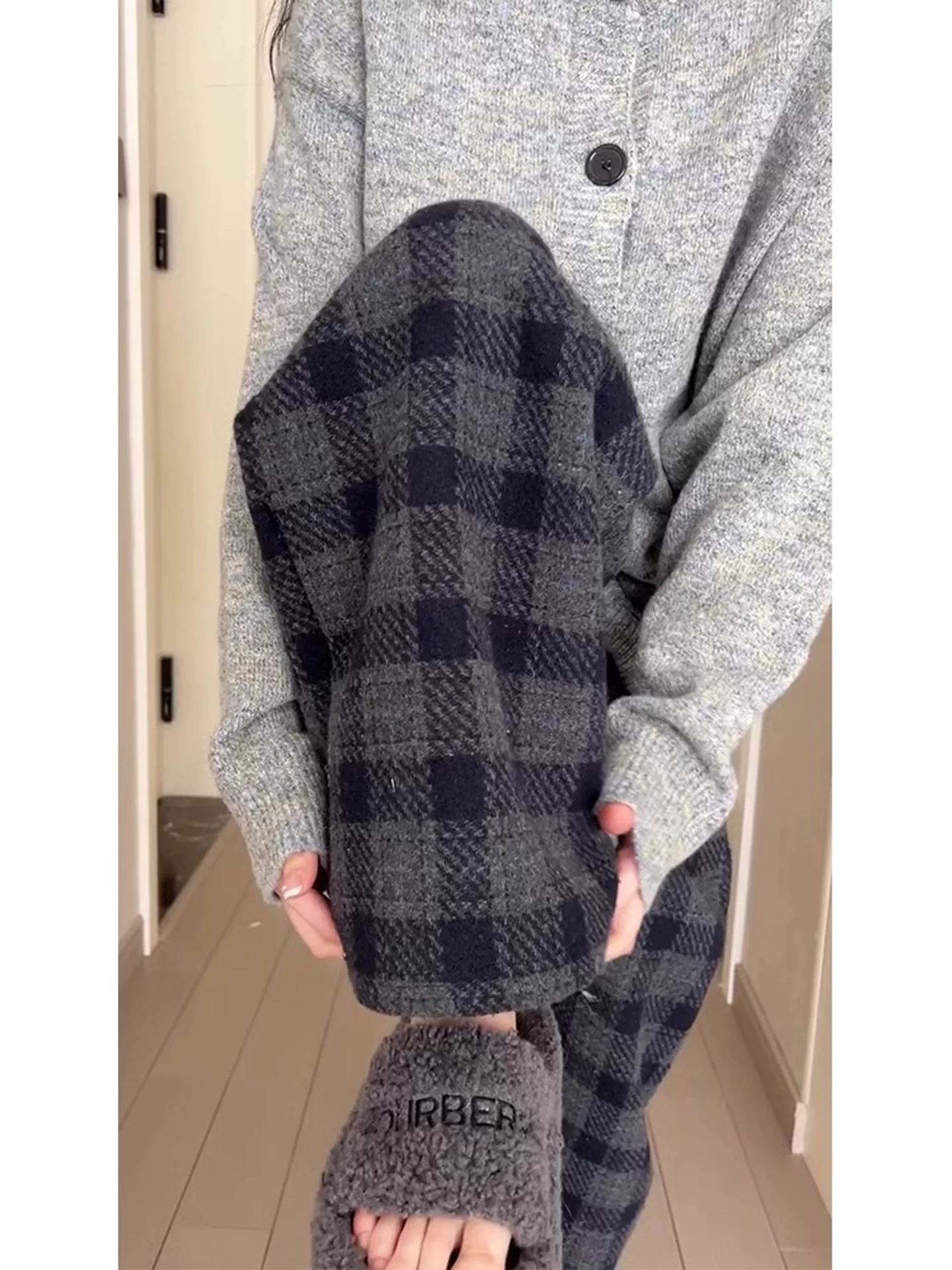 Quần ống rộng kẻ sọc len dành cho nữ, mùa thu đông, cỡ lớn, lót lông cừu, dày dặn, lưng cao, dáng rộng, mềm mại, tôn dáng, quần dài thường ngày.