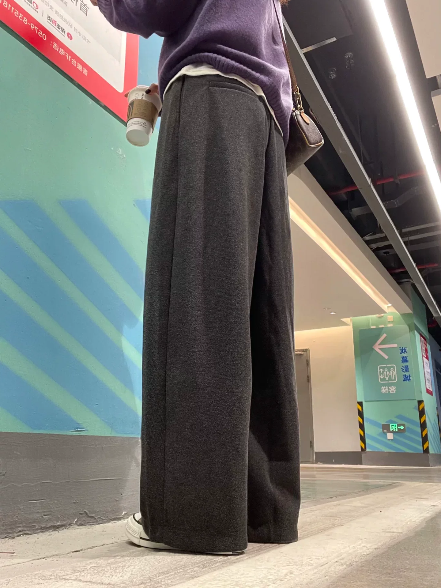 Quần len dày lót lông màu xám dành cho nữ, mùa thu đông, cỡ lớn, phong cách lười biếng, lưng cao, dáng rộng, quần ống rộng giúp thon gọn.