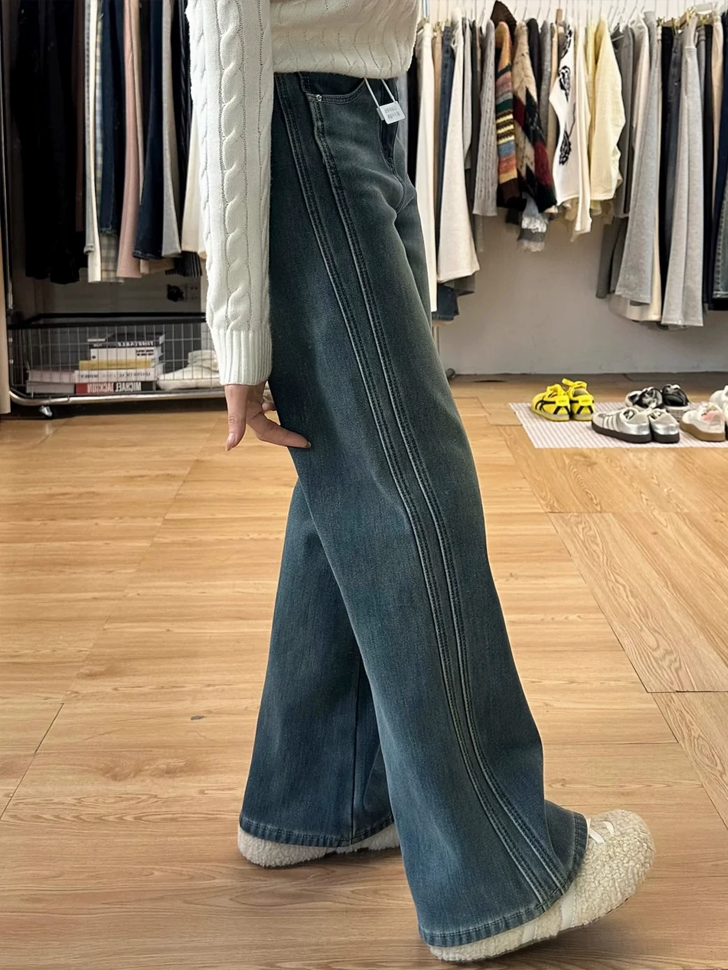 Quần jean ống đứng màu xanh cổ điển dành cho nữ, mùa thu đông, cỡ lớn, lưng cao, dáng rộng, thon gọn, dáng quả lê, quần ống rộng lót lông cừu