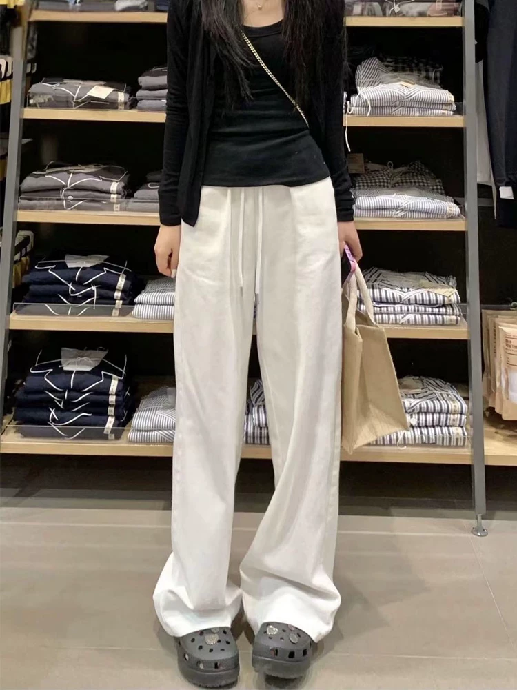 Quần thể thao màu trắng dành cho nữ, kiểu dáng mùa xuân mới, cỡ lớn, lưng cao, dáng rộng, xếp nếp, thon gọn, dáng quả lê, quần ống rộng