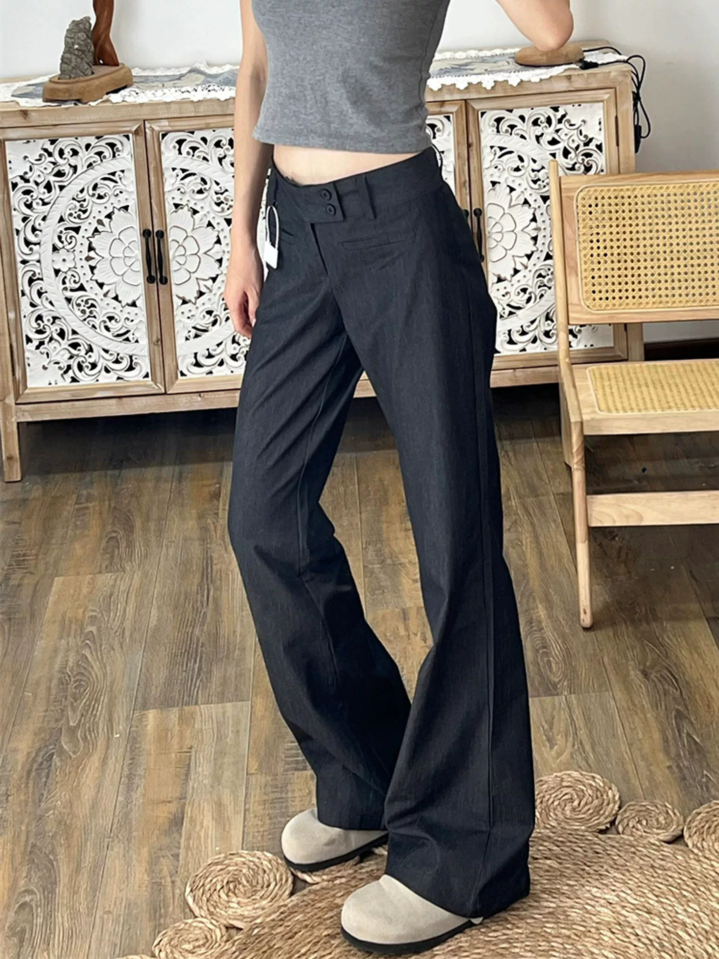 Quần âu màu xám cổ điển dành cho nữ, phong cách đầu thu, cỡ lớn, lưng thấp, dáng rộng, tôn dáng, hơi loe, quần ống rộng dài chấm đất, phong cách thường ngày.