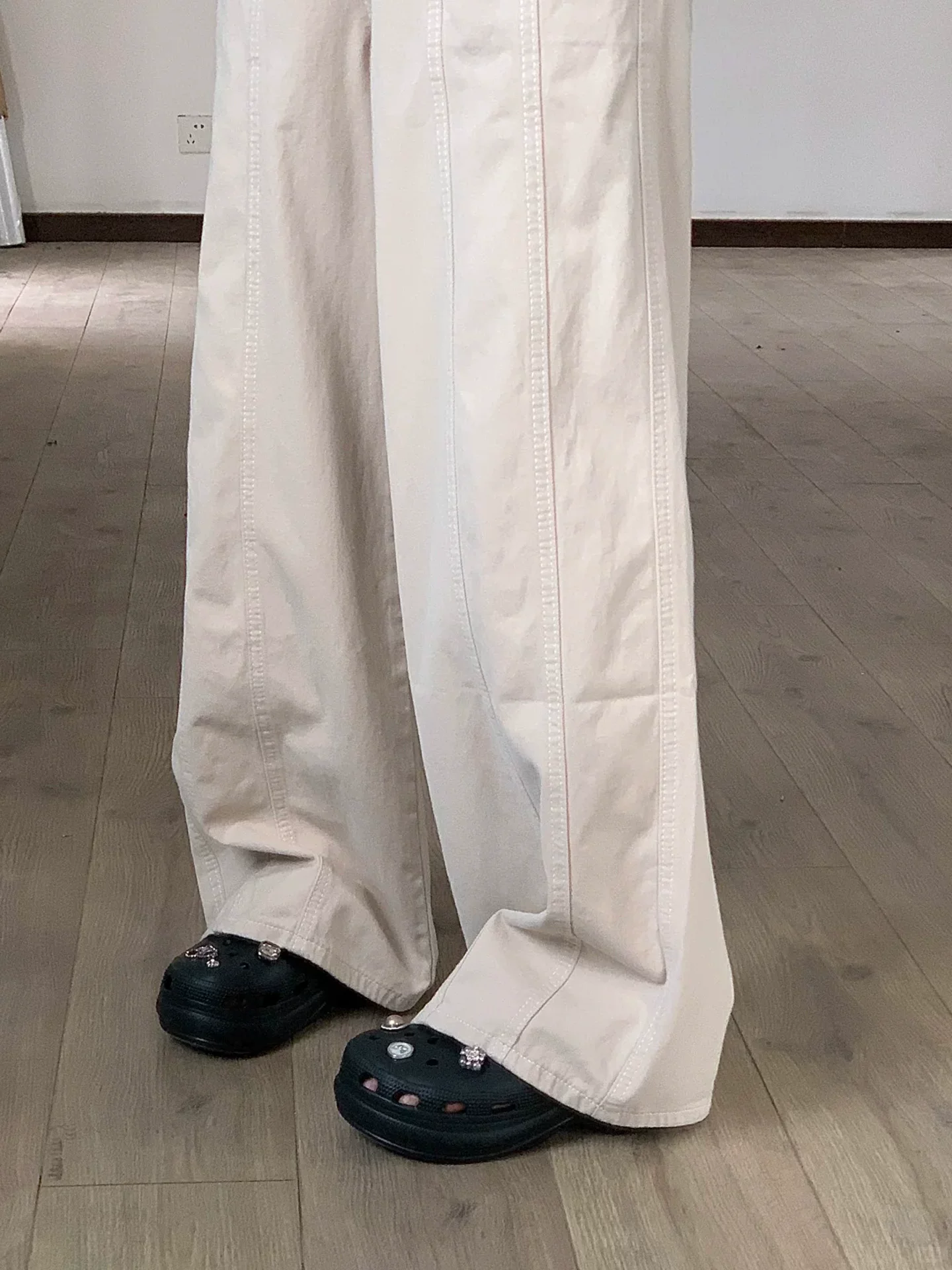 Quần jeans nữ ống rộng lưng cao, kiểu dáng xuông rộng, chất liệu mềm mại, tôn dáng cho người có thân hình quả lê, size lớn mùa thu.