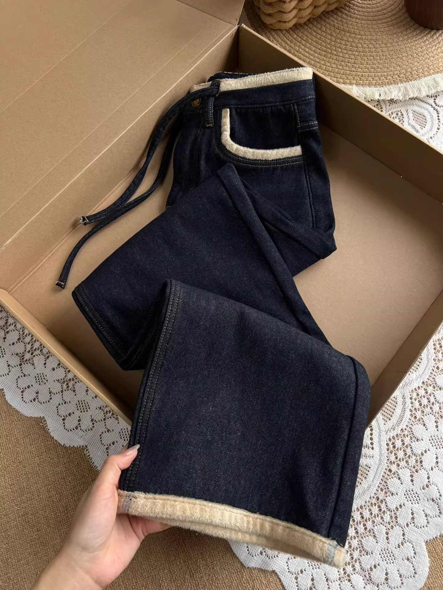 Quần jean nữ ống đứng dày, lót lông cừu màu xanh đậm, mùa đông 2025, size lớn, cạp cao, dáng rộng, tôn dáng, quần ống rộng.