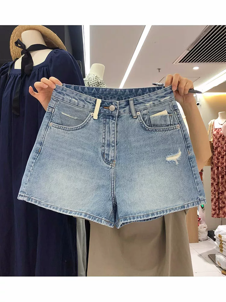 Quần short denim rách màu xanh nhạt dành cho nữ, kiểu dáng mỏng mùa hè, cỡ lớn, lưng cao, dáng rộng, quần ống rộng chữ A tôn dáng.