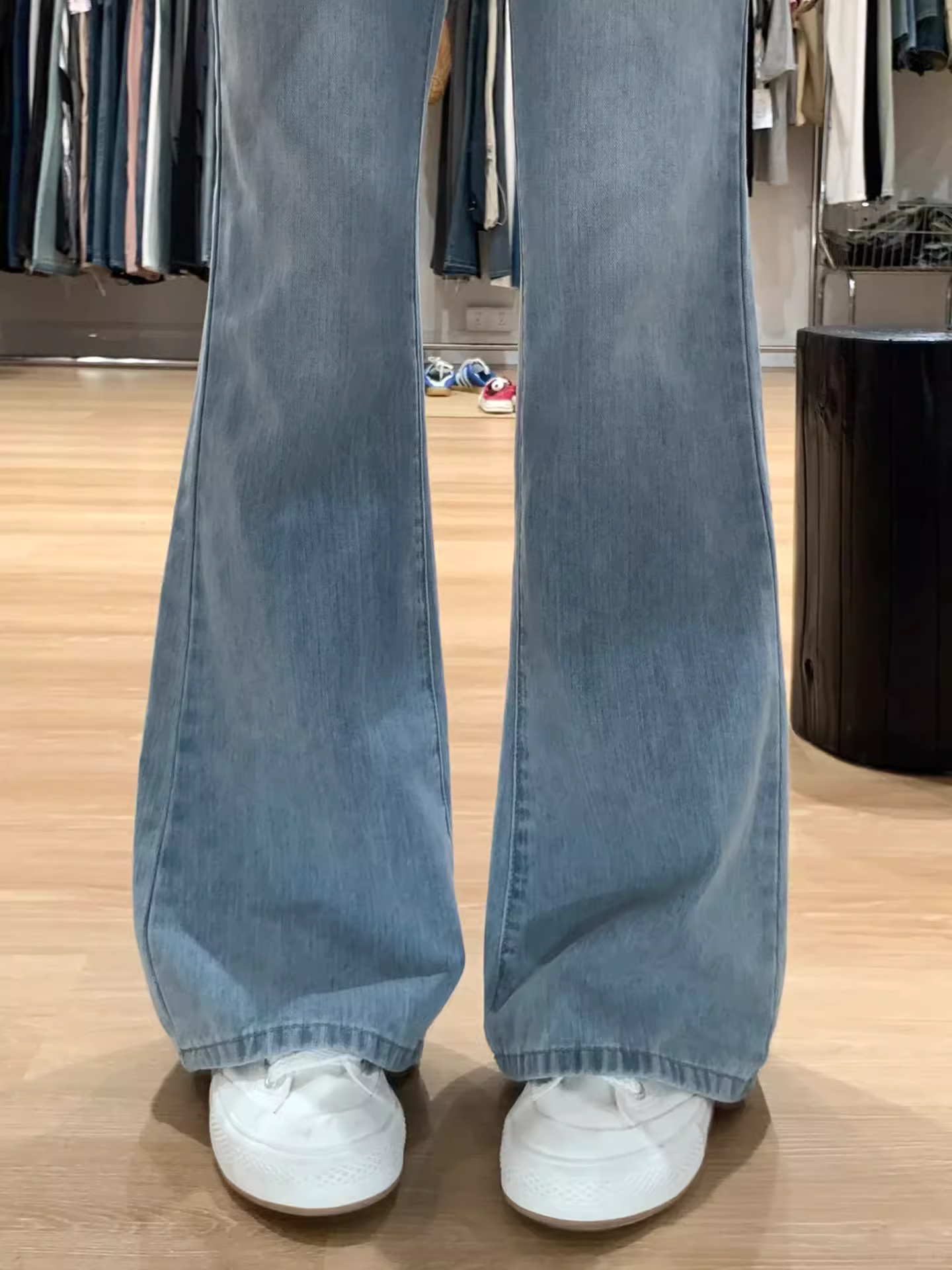 Quần jean ống loe cho nữ, mặc đầu thu, cỡ lớn, lưng cao, dáng rộng, xếp nếp, tôn dáng, nhỏ nhắn, không bó sát ở chân, quần ống chuông