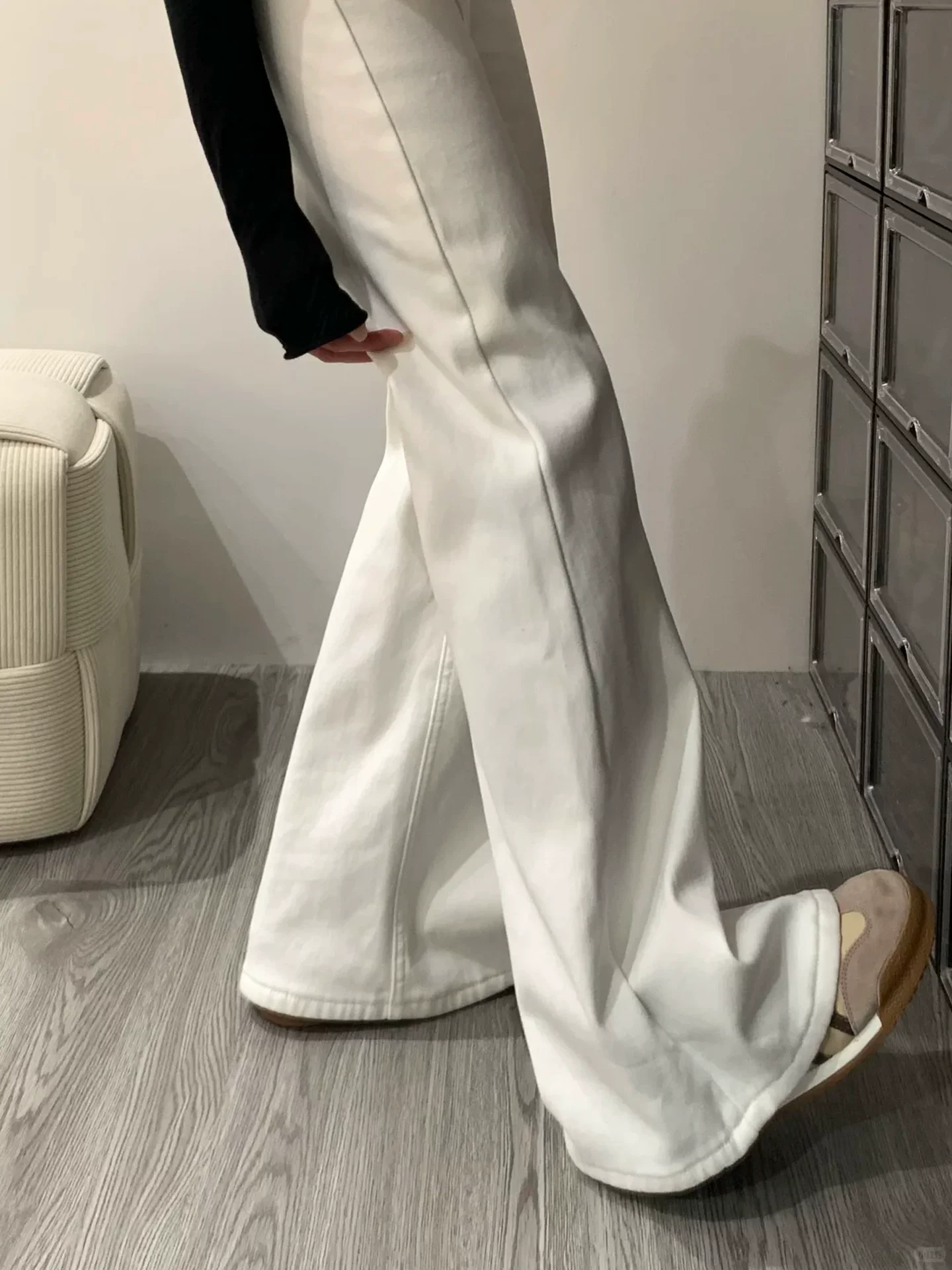 Quần jean trắng cạp cao dáng loe nữ, kiểu thu đông 2025, size lớn, co giãn, che hông, tôn dáng, ống chuông, dài chạm sàn