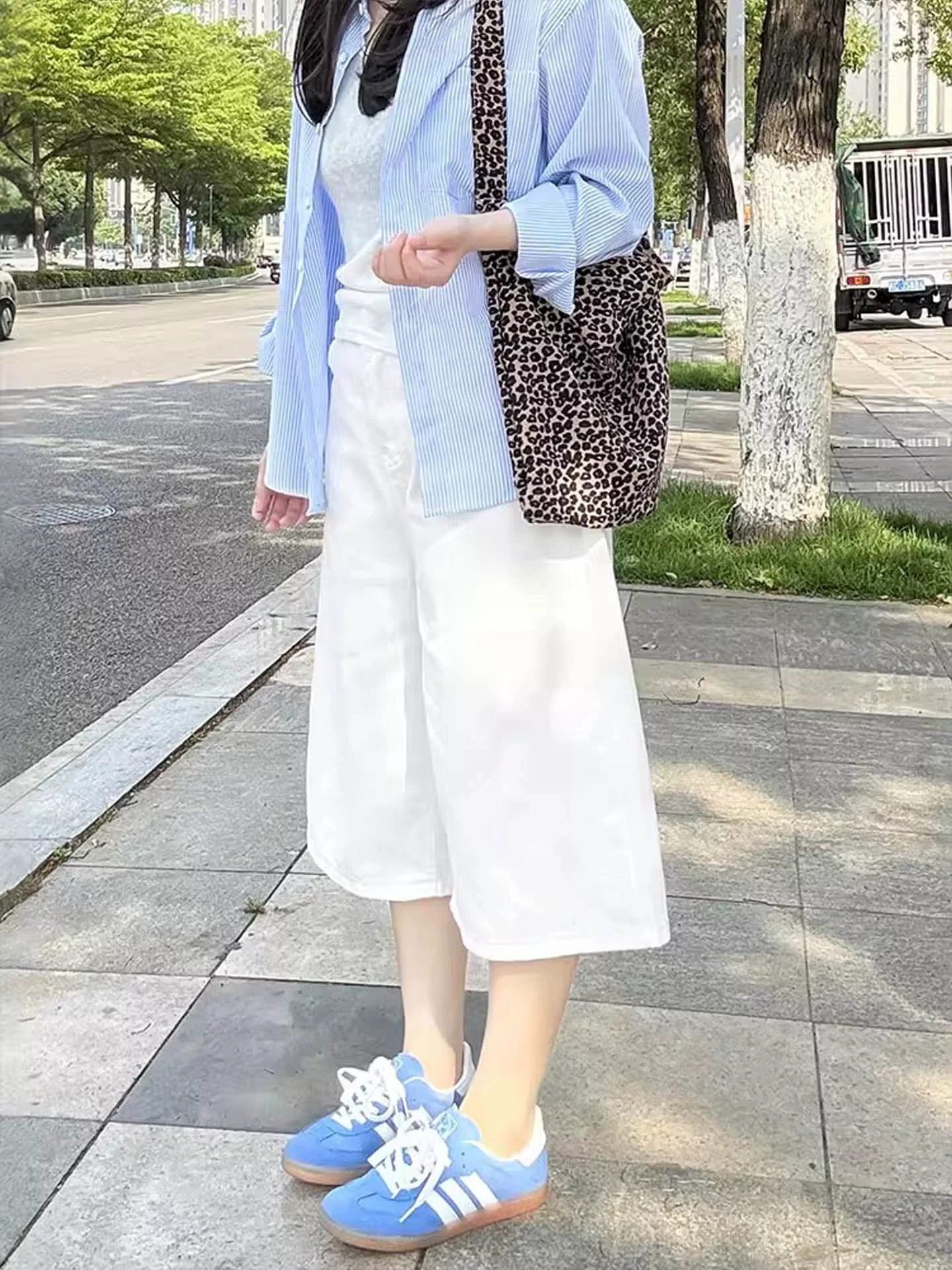 Quần jean ống rộng màu trắng dành cho nữ, size lớn mùa hè, cạp cao, dáng rộng, tôn dáng, dành cho người có thân hình hình quả lê, ống thẳng, quần lửng.