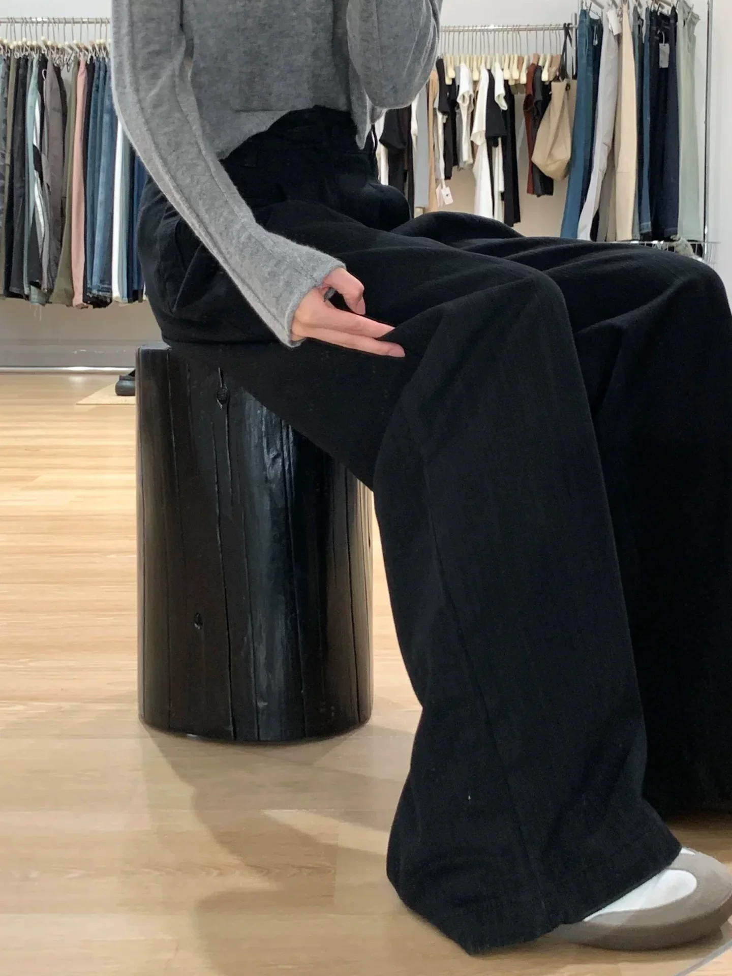 Quần jean đen cạp cao ống thẳng dành cho nữ, kiểu dáng thu mới, size lớn, quần ống rộng rộng rãi và mềm mại.