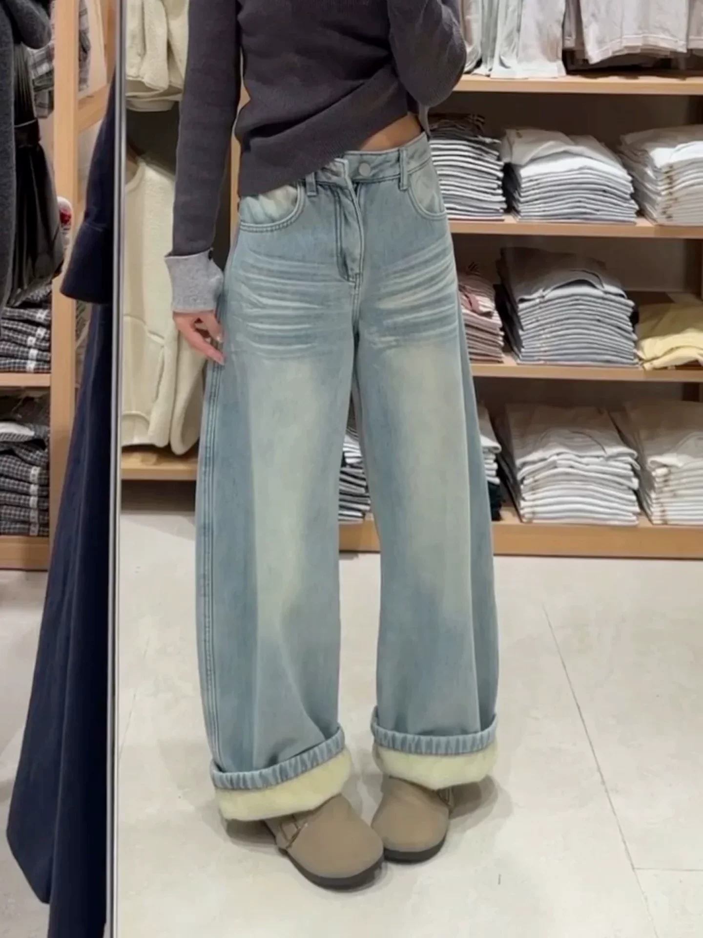 Quần jean ống cong dày lót lông cừu màu xanh nhạt dành cho nữ, mùa thu đông, cỡ lớn, lưng cao, dáng rộng, che hông, quần ống rộng giúp giảm béo.