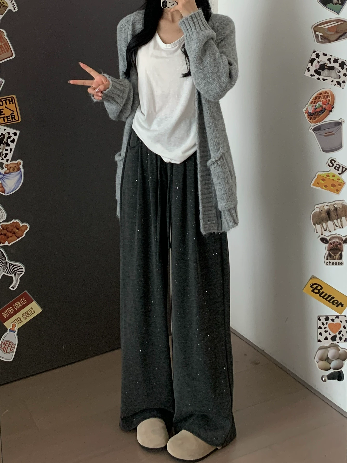 Quần gạo màu xám đậm dành cho nữ, kiểu dáng mùa thu mới, cỡ lớn, lưng cao, dáng rộng, mềm mại, tôn dáng, quần ống rộng lười biếng.