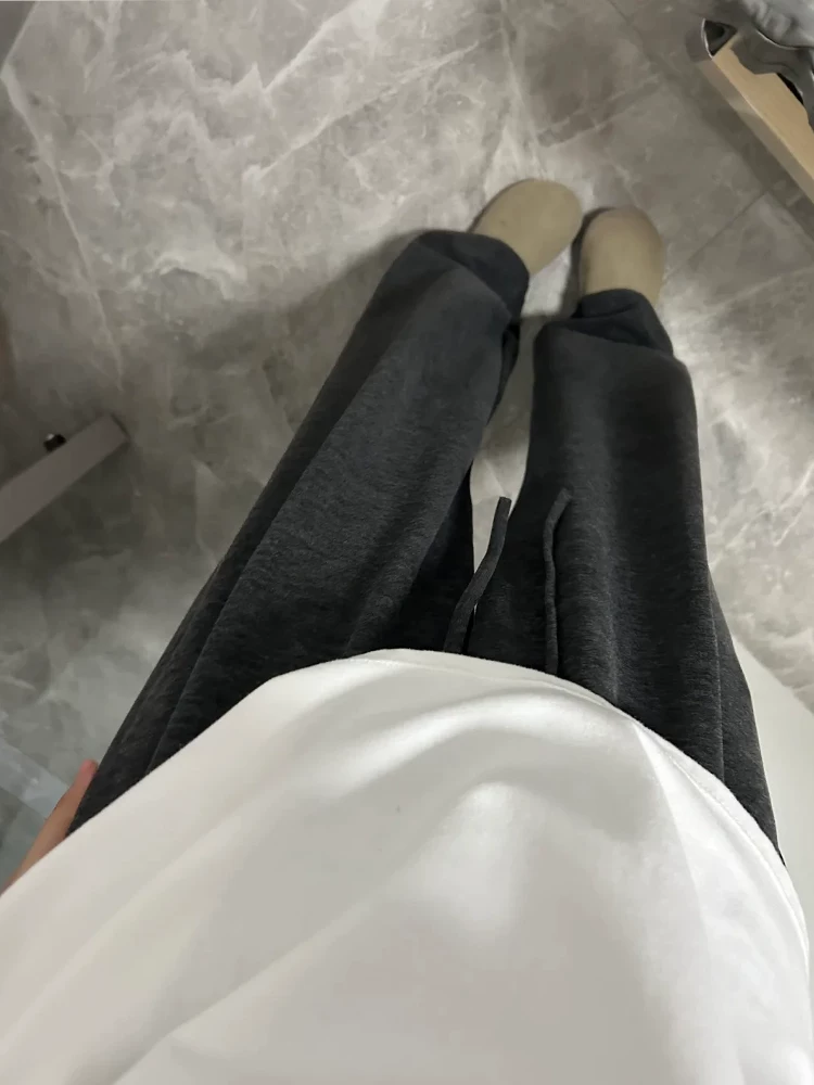 Quần thường ngày màu xám đậm dành cho nữ, phong cách đầu xuân, cỡ lớn, lưng cao, dáng suôn, tôn dáng, phong cách lười biếng, quần ống rộng dài chạm sàn.