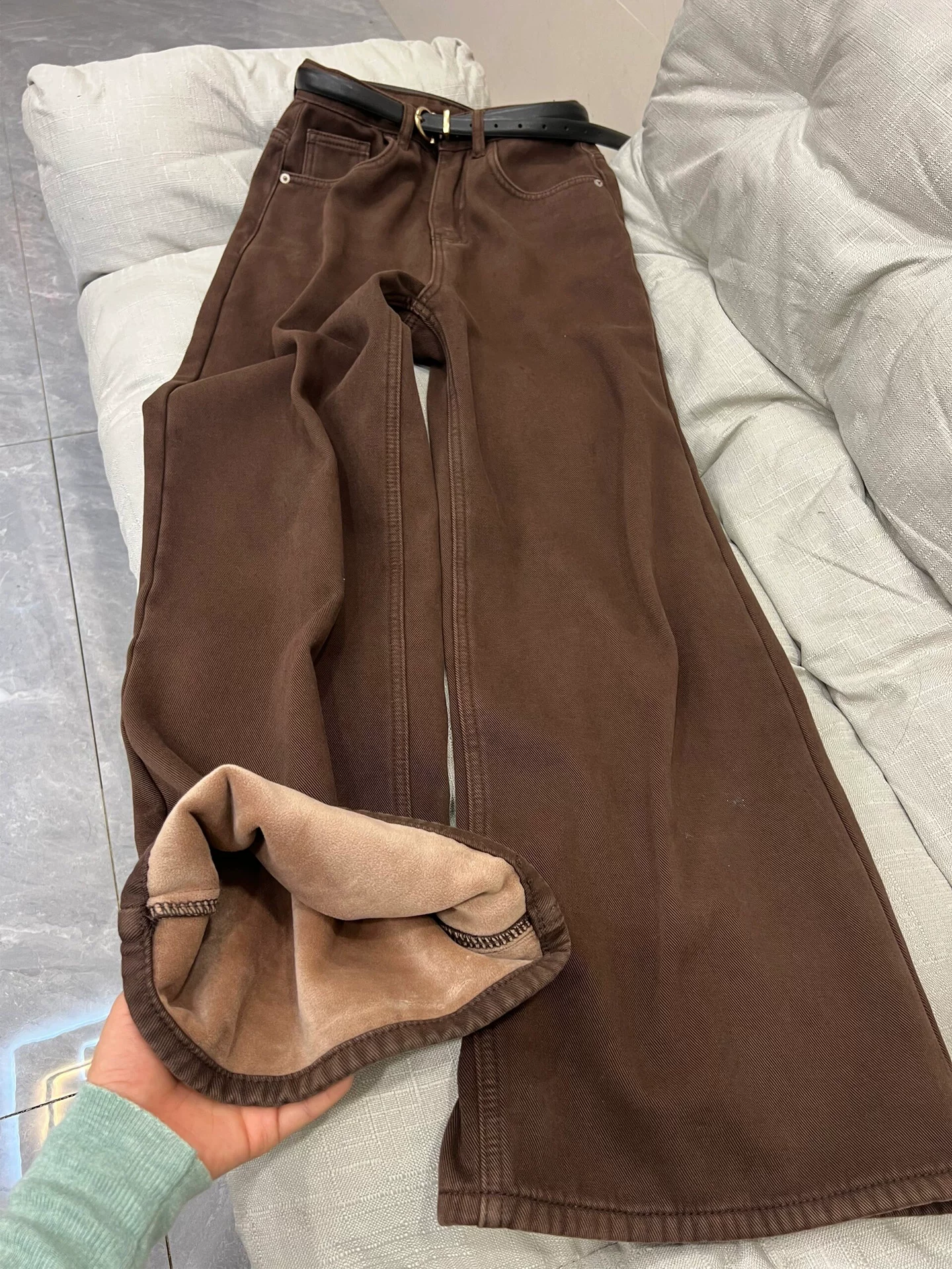 Quần jean dày lót lông màu nâu cà phê cổ điển dành cho nữ, mùa thu đông, cỡ lớn, lưng cao, dáng rộng, giảm béo, quần ống rộng ống thẳng.