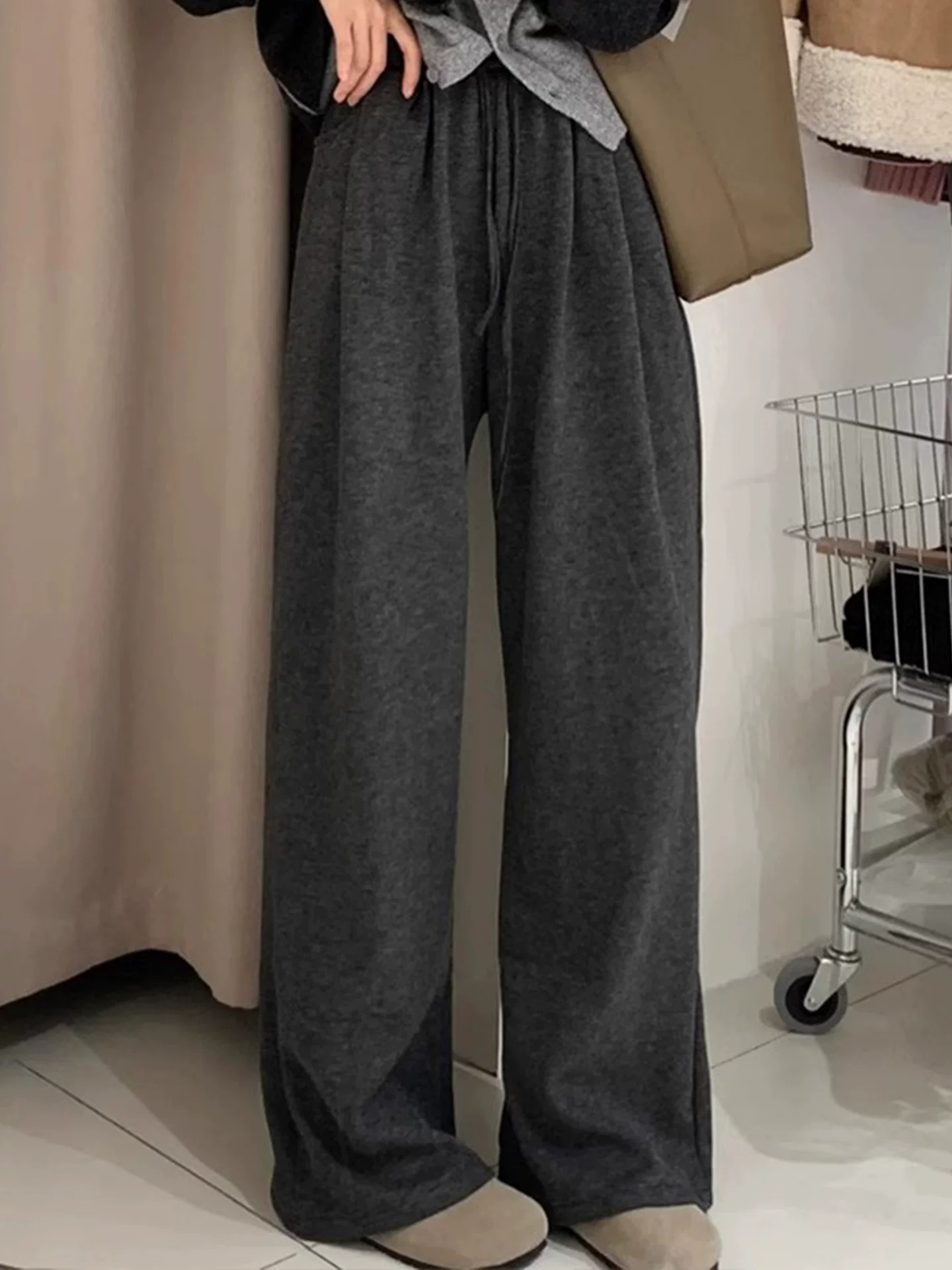 Quần gạo cao cấp màu xám đậm dành cho nữ, kiểu dáng mùa thu mới, cỡ lớn, tôn dáng, mềm mại, phù hợp với dáng người quả lê, quần ống rộng.