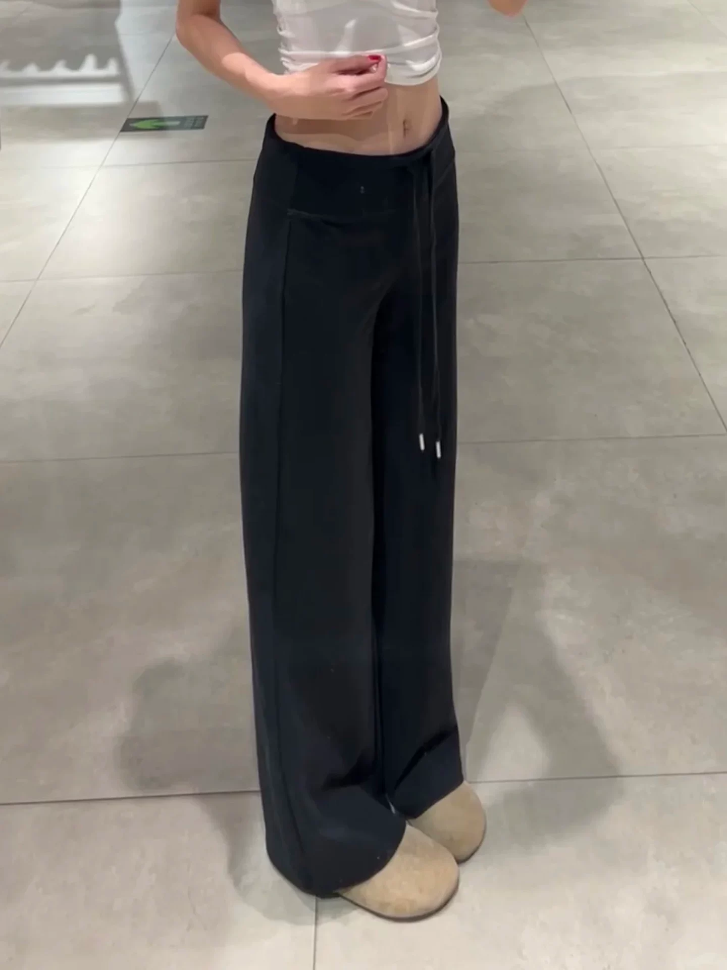 Quần dài ống đứng cạp cao có dây rút màu đen dành cho nữ, phong cách mùa thu mới, cỡ lớn, dáng suông, quần thể thao ống rộng.