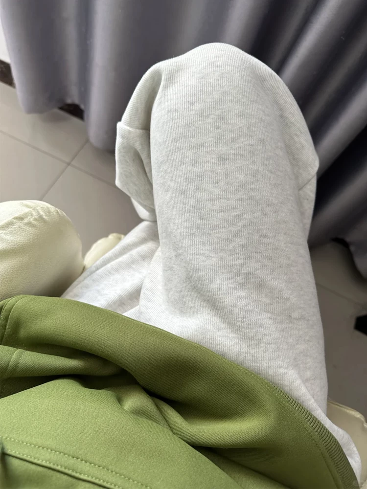 Quần thể thao nữ màu xám nhạt, chất liệu nỉ dày giữ ấm, cạp cao, che hông, dáng rộng, tôn dáng, size lớn, mùa đông 2024