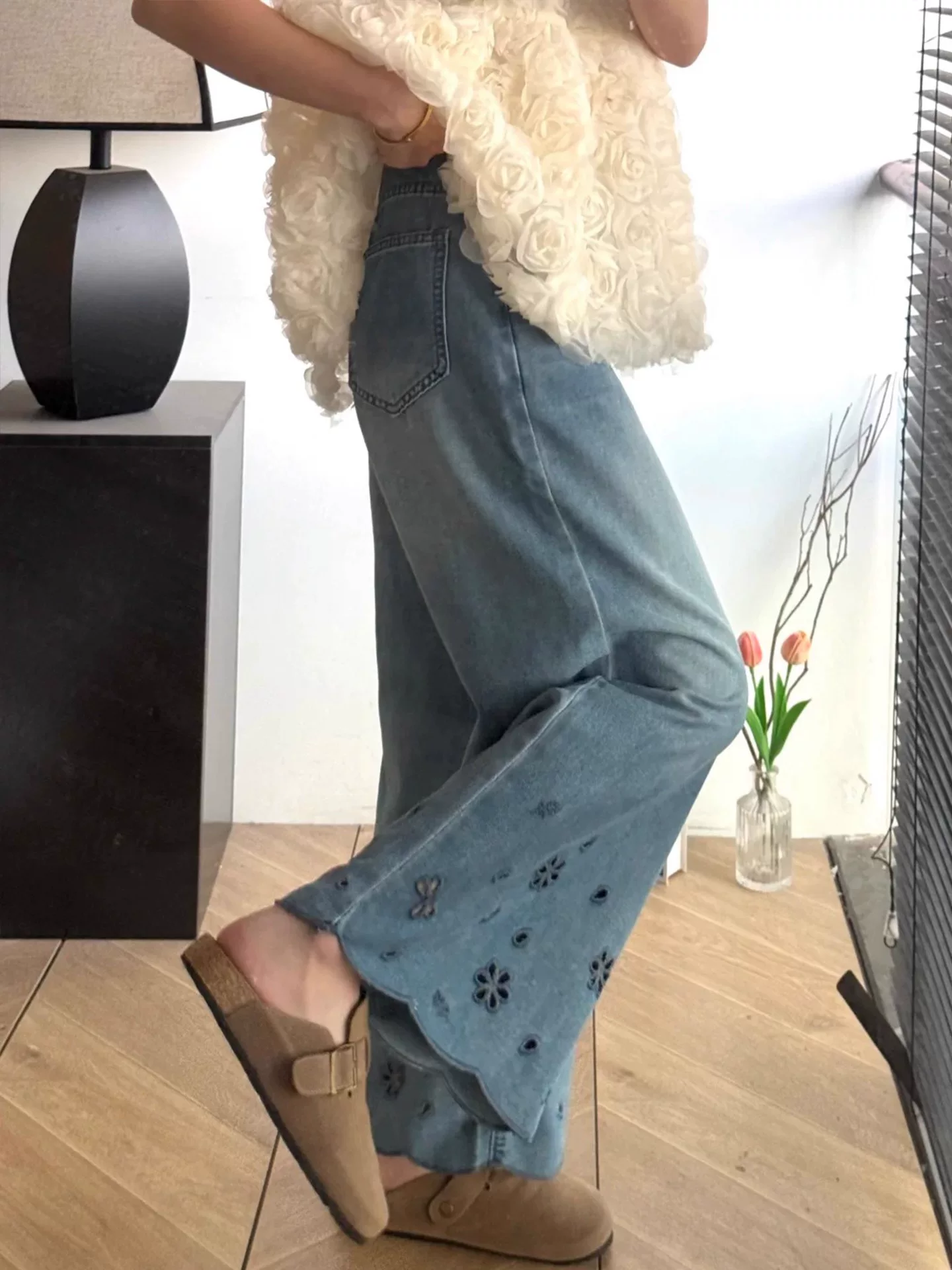 Quần jeans ống đứng thêu họa tiết nữ, hè 2025, kiểu dáng mỏng, size lớn, cạp cao, che hông, tôn dáng, quần ống rộng lửng