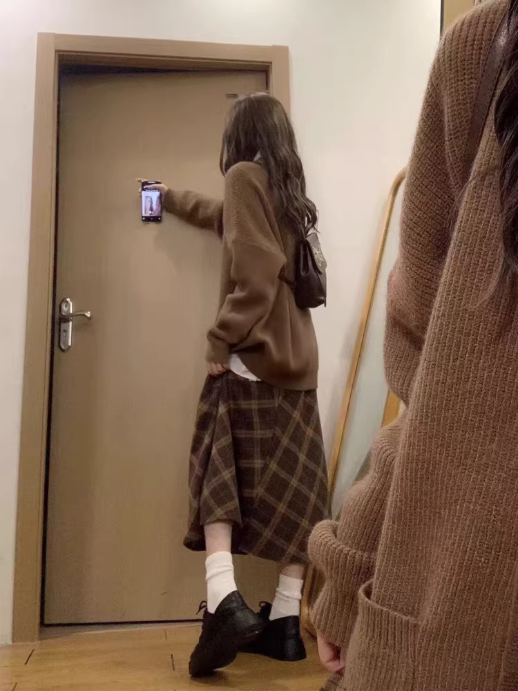 Váy kẻ sọc cho nữ, kiểu dáng thu đông mới, cỡ lớn, lưng cao, thon gọn, che hông, váy chữ A, váy dài vừa phải.