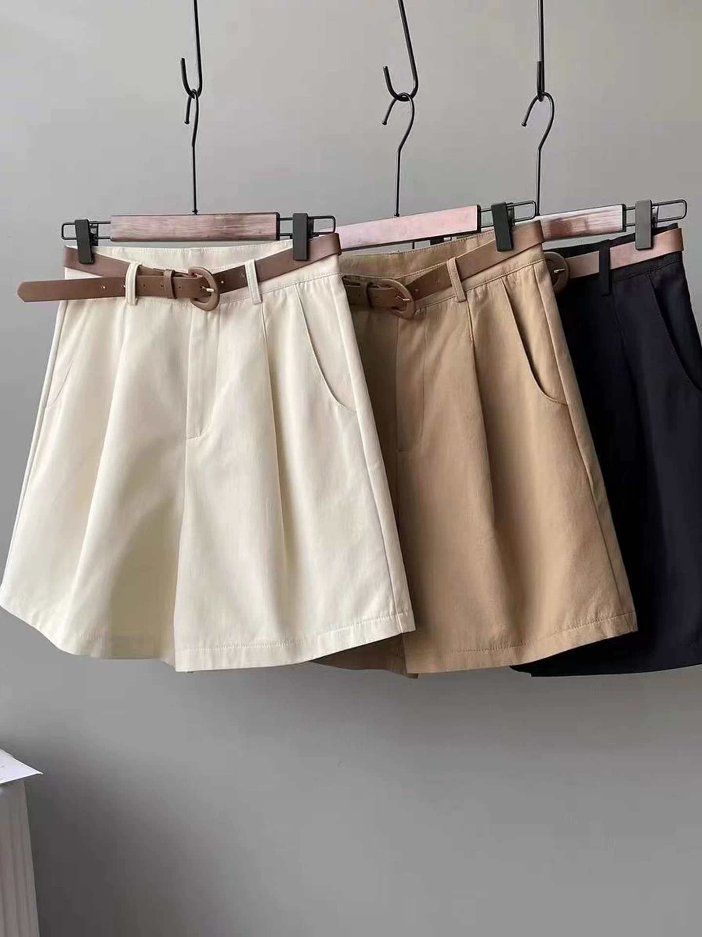 Quần short trắng thường ngày dành cho nữ, cỡ lớn mùa hè, cạp cao, tôn dáng, quần năm điểm, dáng quả lê, quần dài vừa phải dáng chữ A ống rộng.