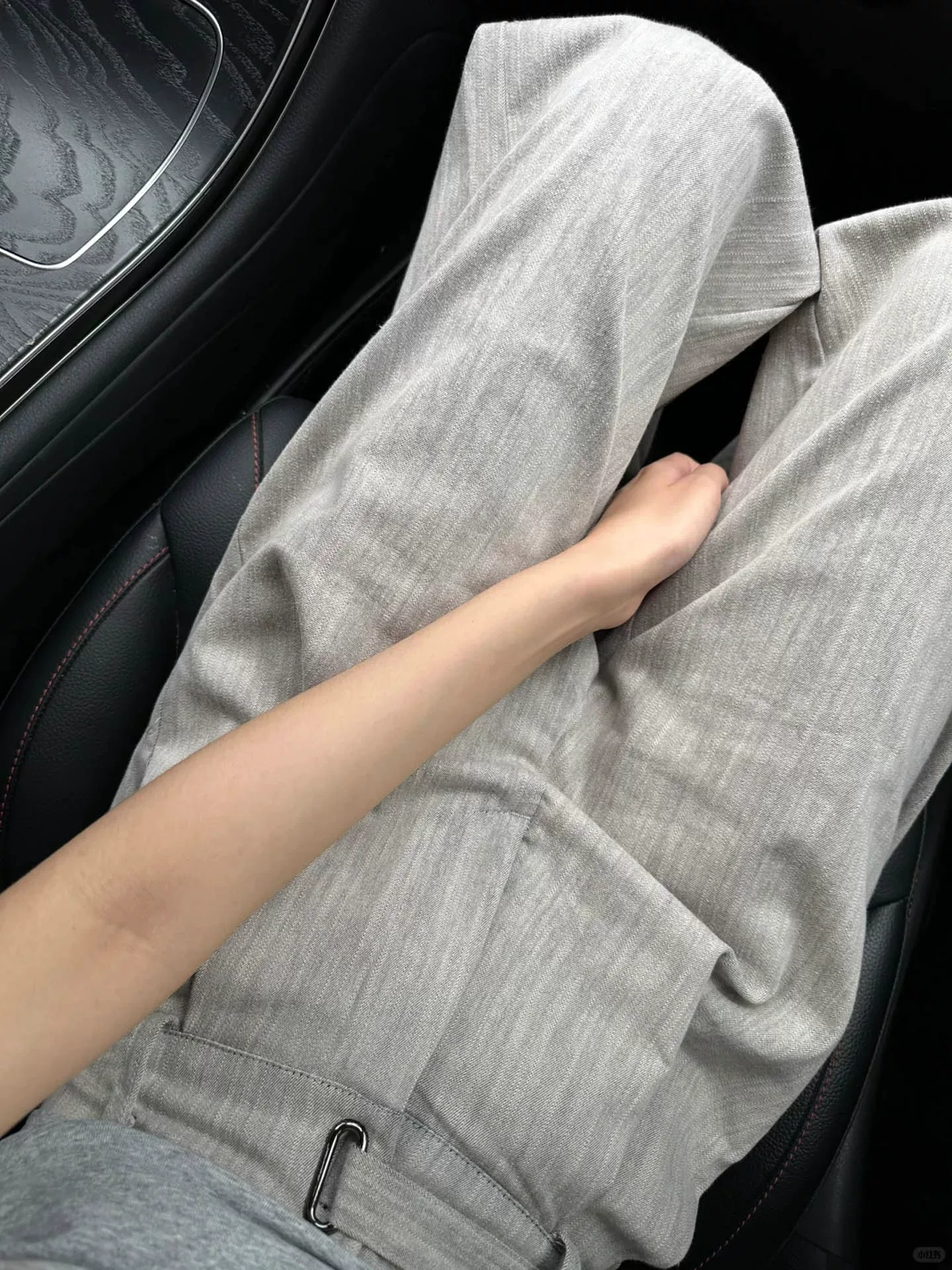 Quần âu màu xám nhạt dành cho nữ, phong cách đầu thu, cỡ lớn, lưng cao, che bụng, giảm béo, dáng quả lê, quần ống rộng.