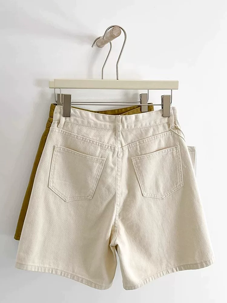 Thân hình quả lê, quần short denim màu trắng nhạt dành cho nữ, mùa hè, cỡ lớn, lưng cao, dáng rộng, dáng thon gọn, quần ống rộng, quần short dài vừa phải.