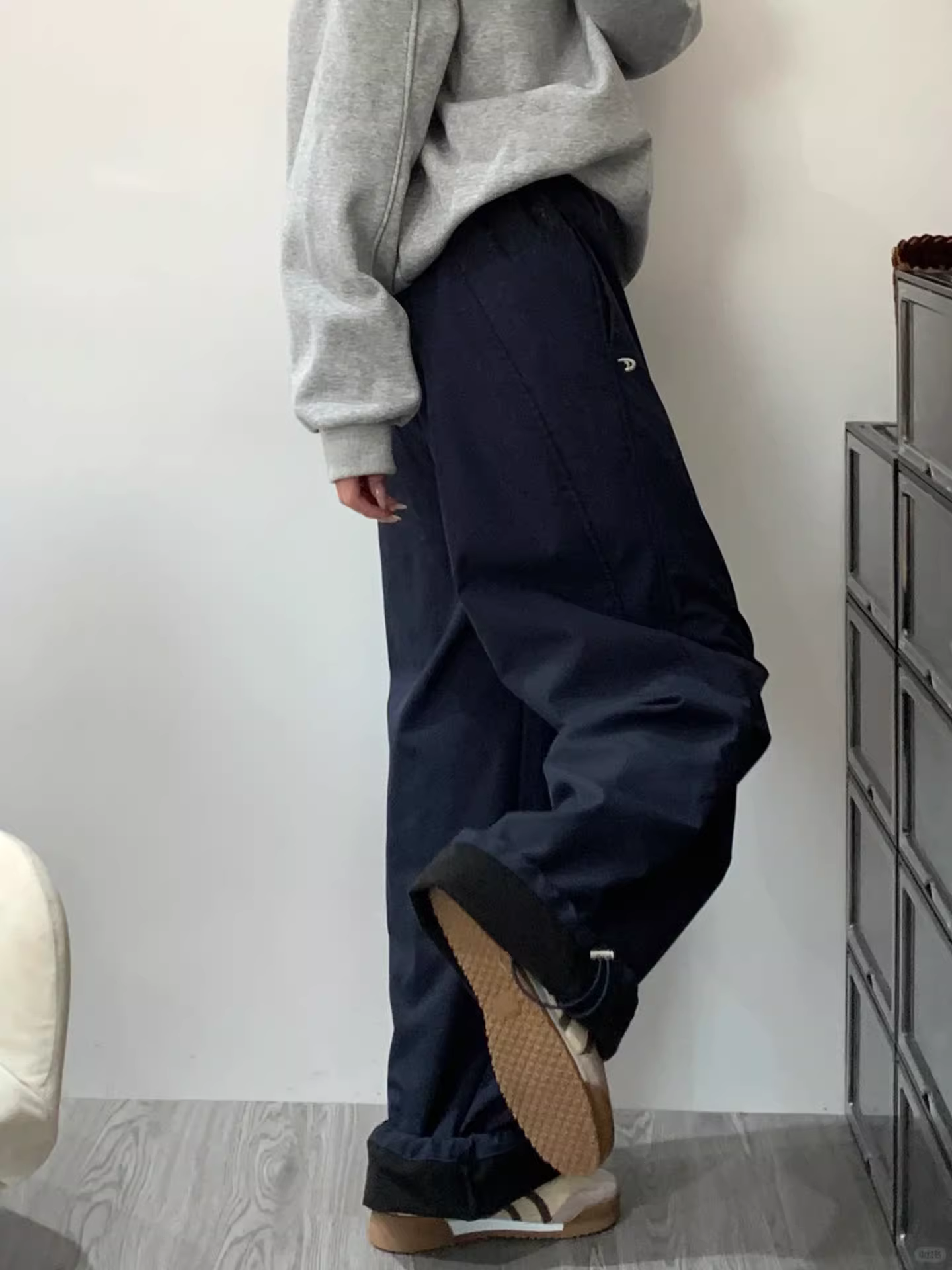 Quần ống rộng chống thấm nước và chống gió màu xanh hải quân dành cho nữ, mùa thu đông, cỡ lớn, dáng rộng, lưng cao, giảm béo, lót lông cừu, quần cargo thông thường.